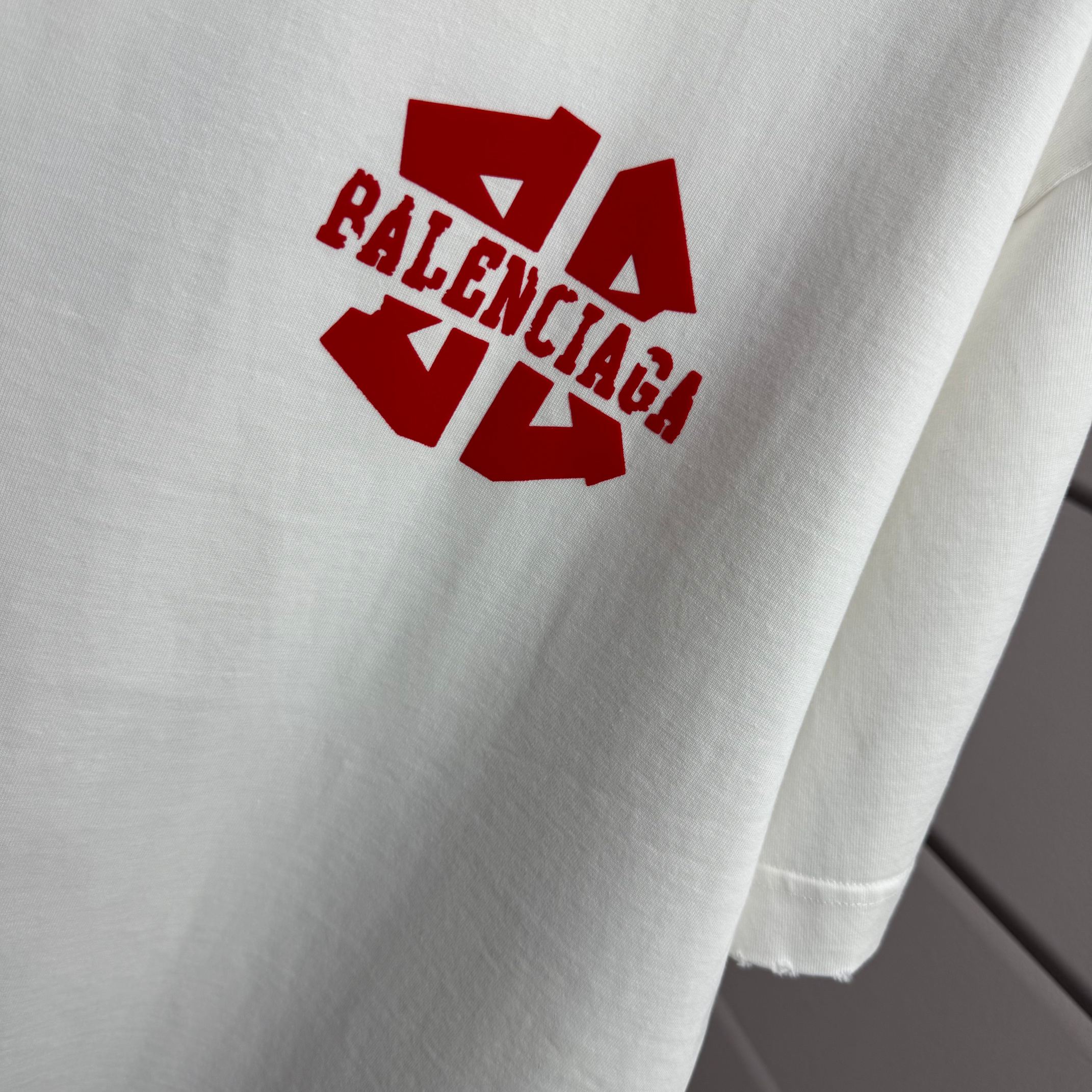 Balenciaga # 巴黎世* Balenciag*2026春夏新款 洗水磨破320克圆领短袖tee 宽松版 植绒工艺