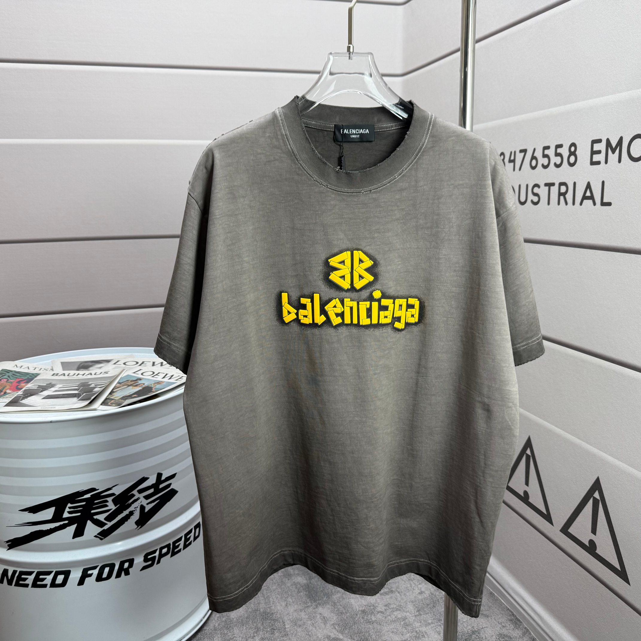 Balenciaga # 巴黎世* Balenciag*2026春夏新款 洗水磨破320克圆领短袖tee 宽松版 发泡工艺