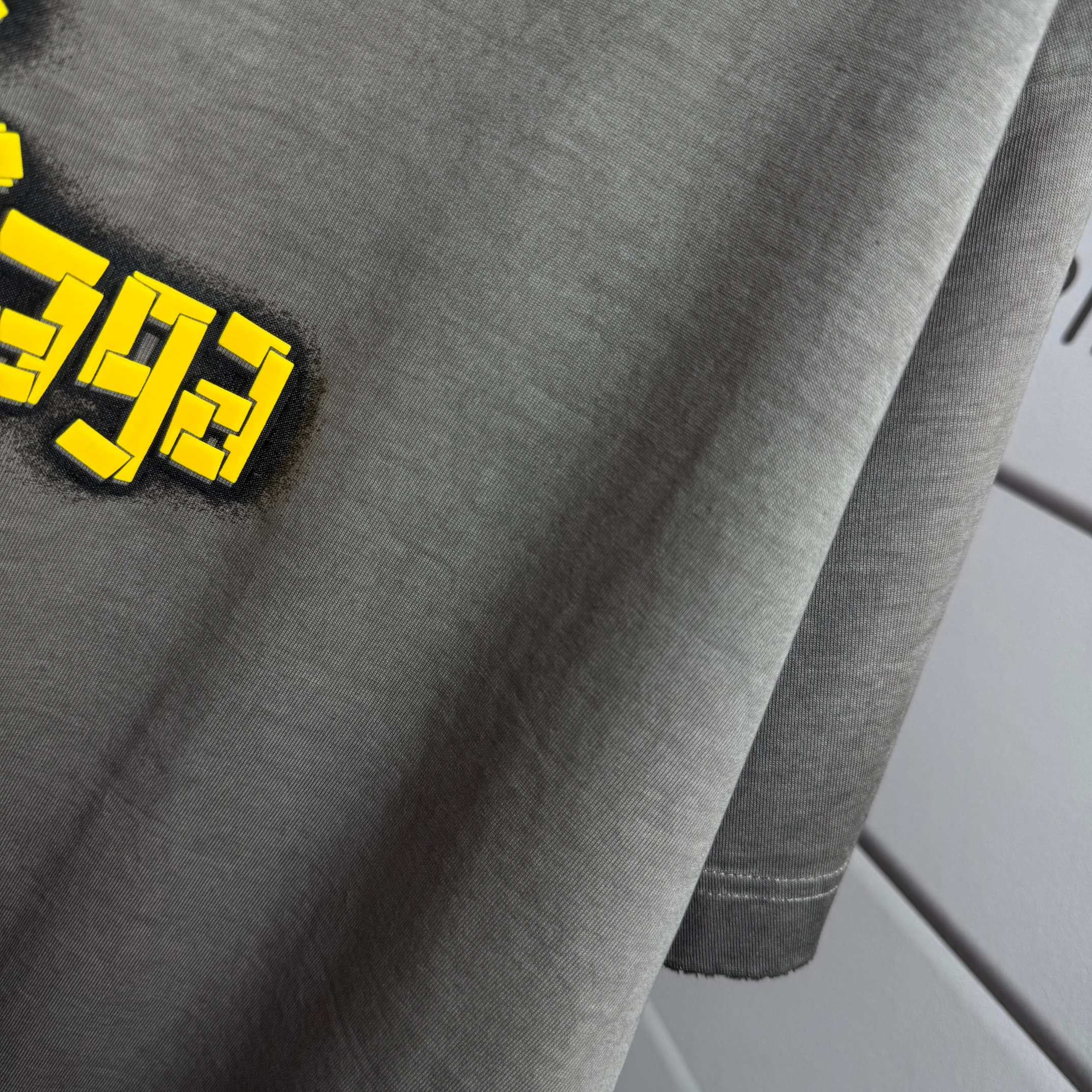 Balenciaga # 巴黎世* Balenciag*2026春夏新款 洗水磨破320克圆领短袖tee 宽松版 发泡工艺