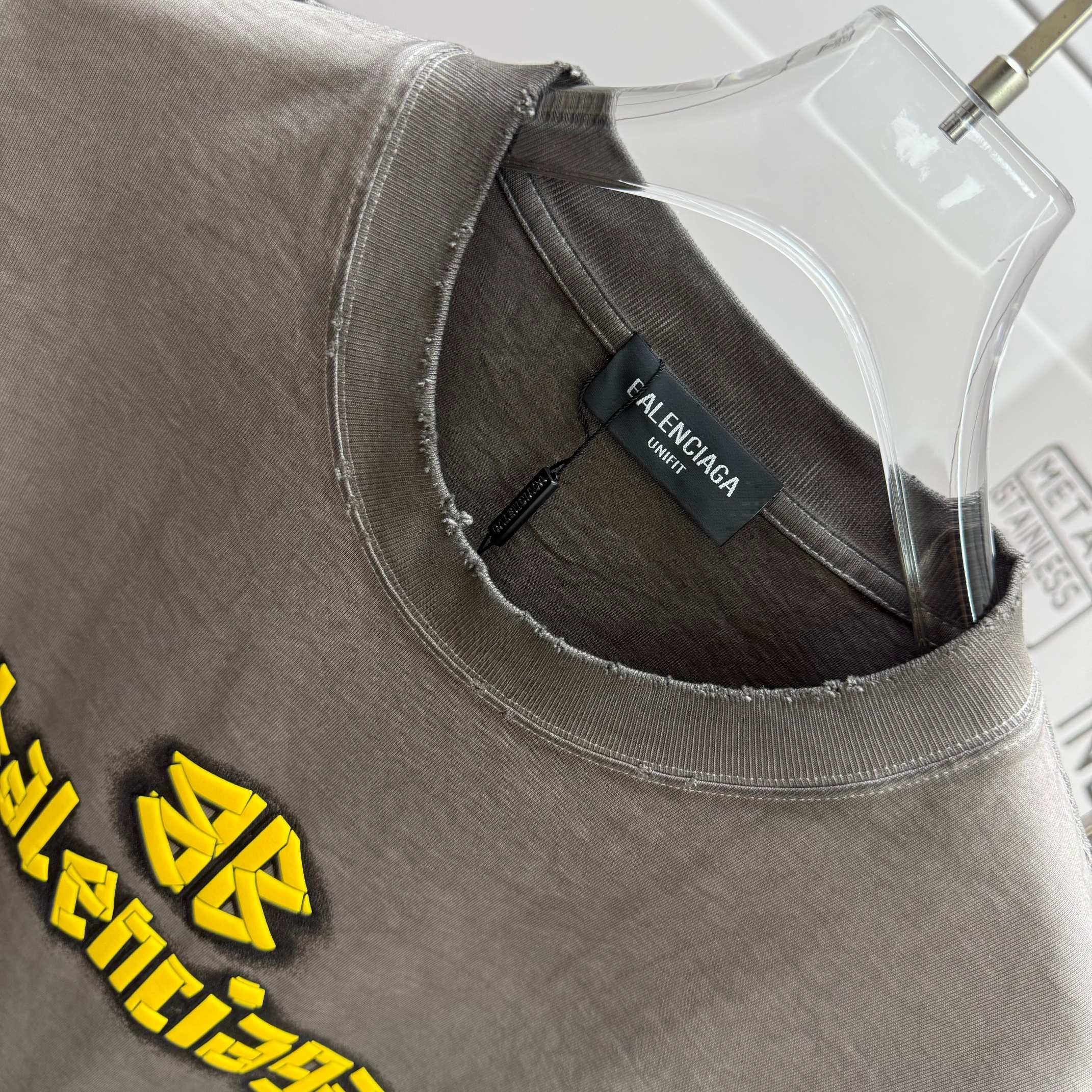 Balenciaga # 巴黎世* Balenciag*2026春夏新款 洗水磨破320克圆领短袖tee 宽松版 发泡工艺