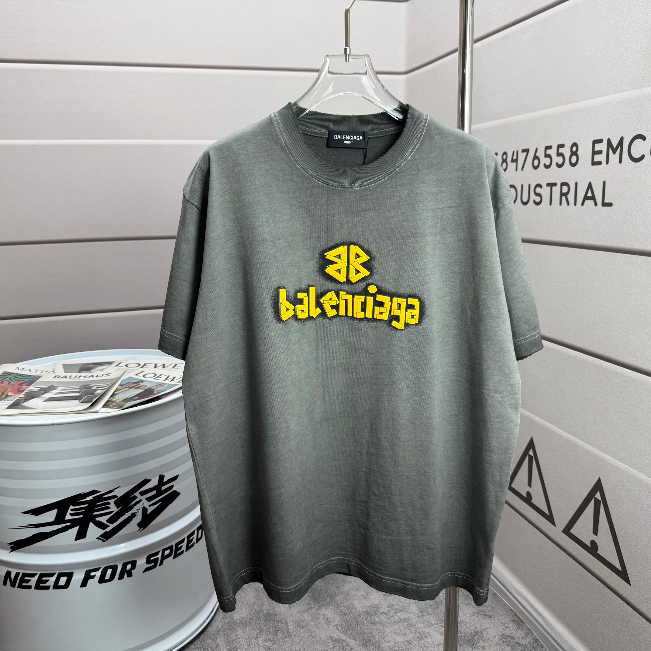Balenciaga # 巴黎世* Balenciag*2026春夏新款 洗水磨破320克圆领短袖tee 宽松版 发泡工艺