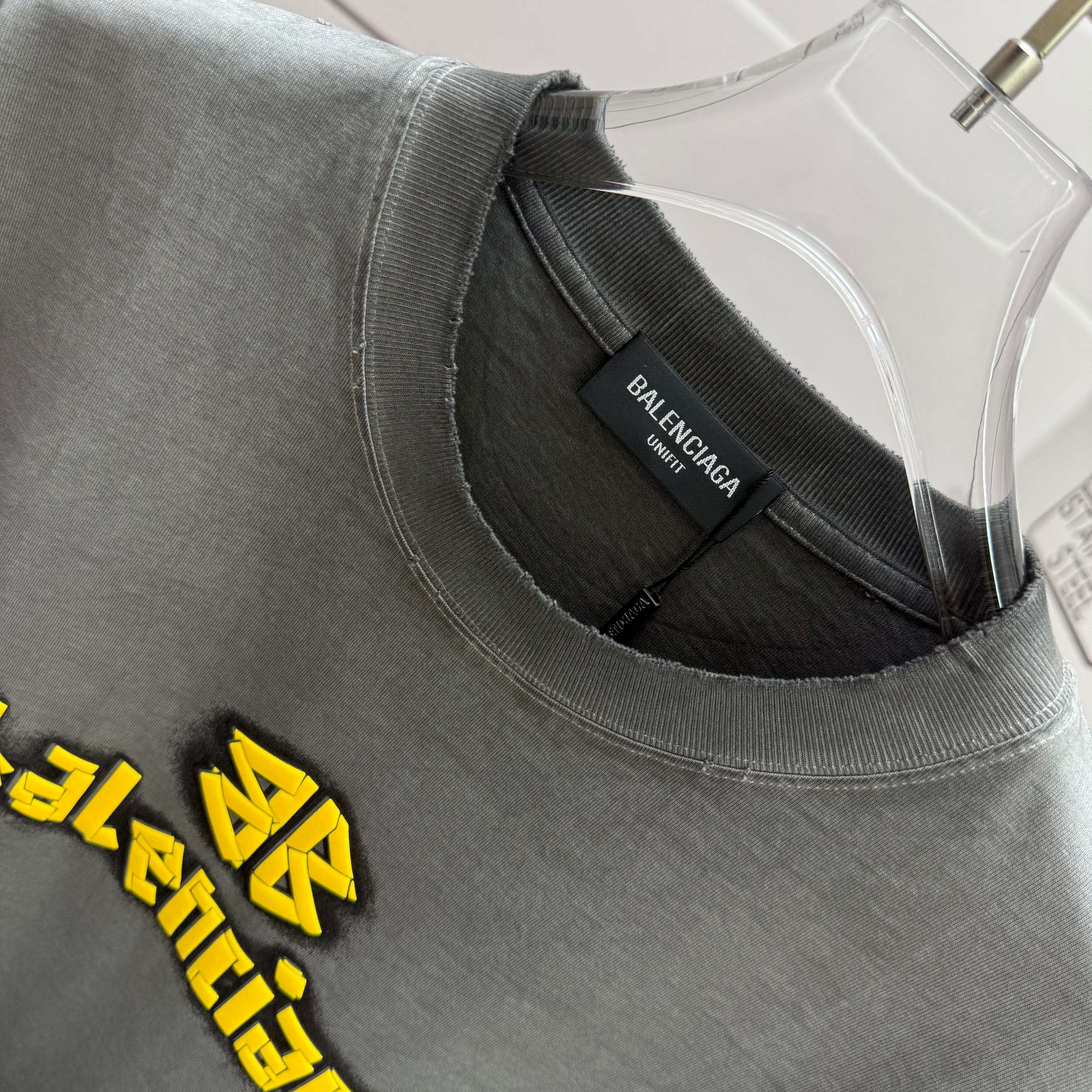 Balenciaga # 巴黎世* Balenciag*2026春夏新款 洗水磨破320克圆领短袖tee 宽松版 发泡工艺