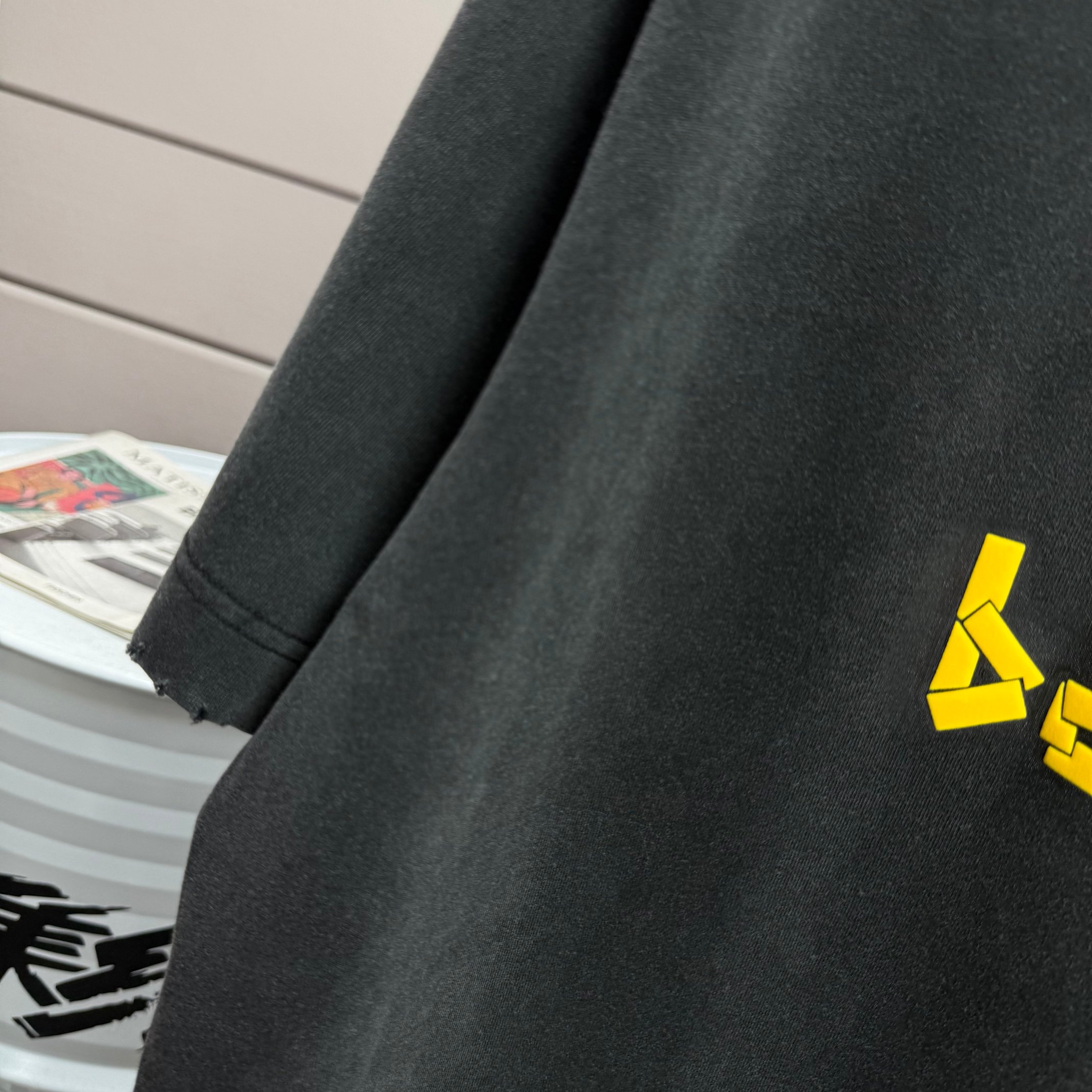 Balenciaga # 巴黎世* Balenciag*2026春夏新款 洗水磨破320克圆领短袖tee 宽松版 发泡工艺