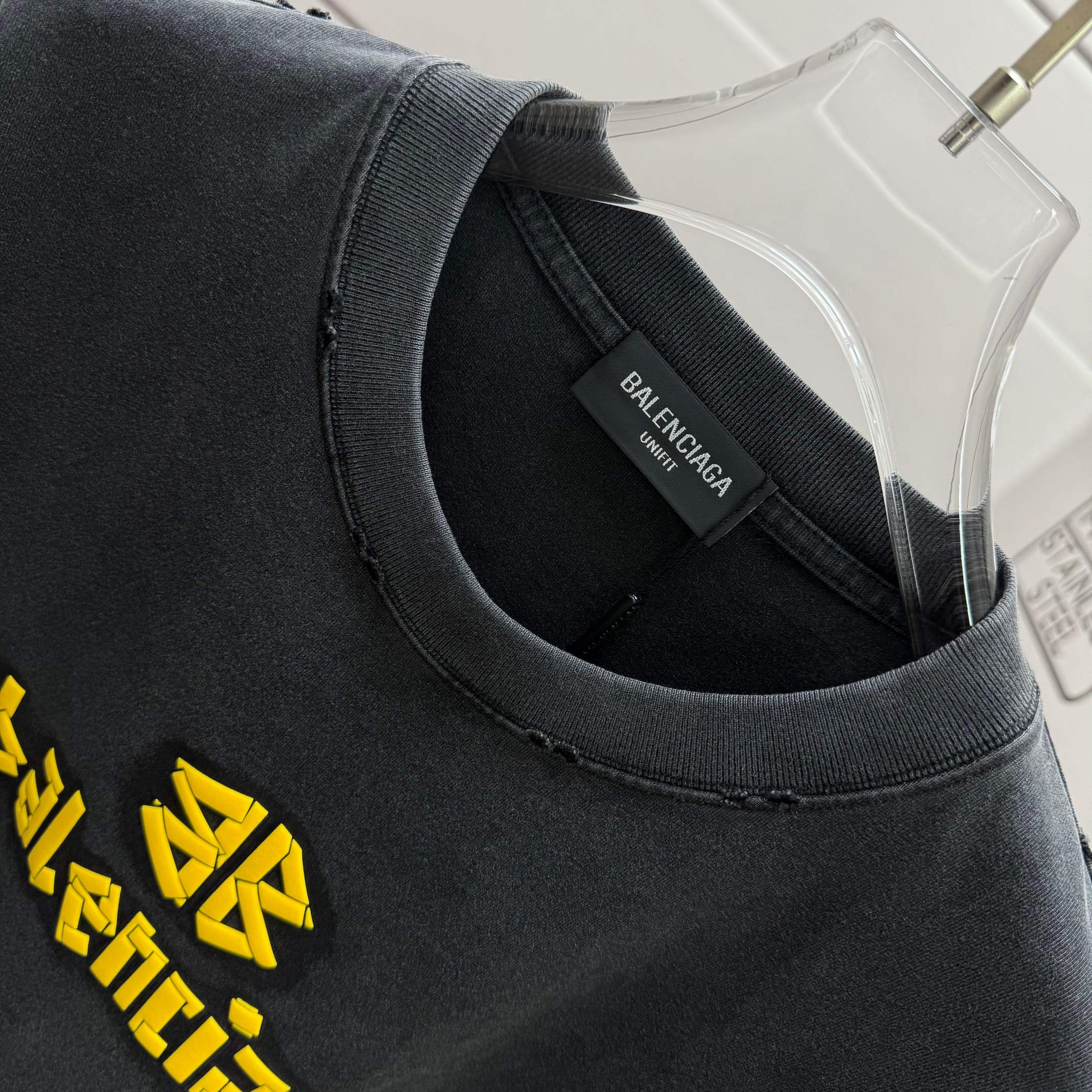 Balenciaga # 巴黎世* Balenciag*2026春夏新款 洗水磨破320克圆领短袖tee 宽松版 发泡工艺