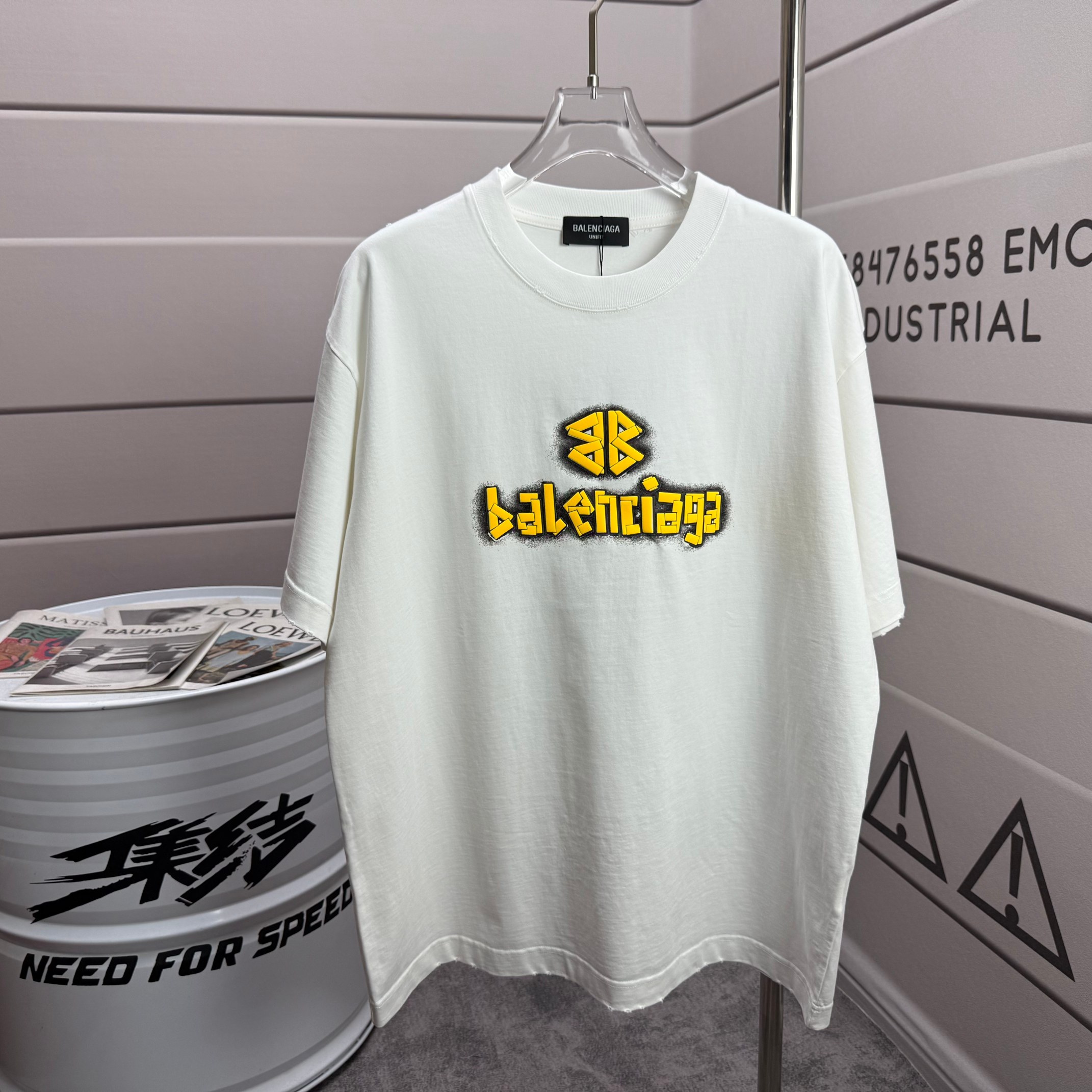 Balenciaga # 巴黎世* Balenciag*2026春夏新款 洗水磨破320克圆领短袖tee 宽松版 发泡工艺