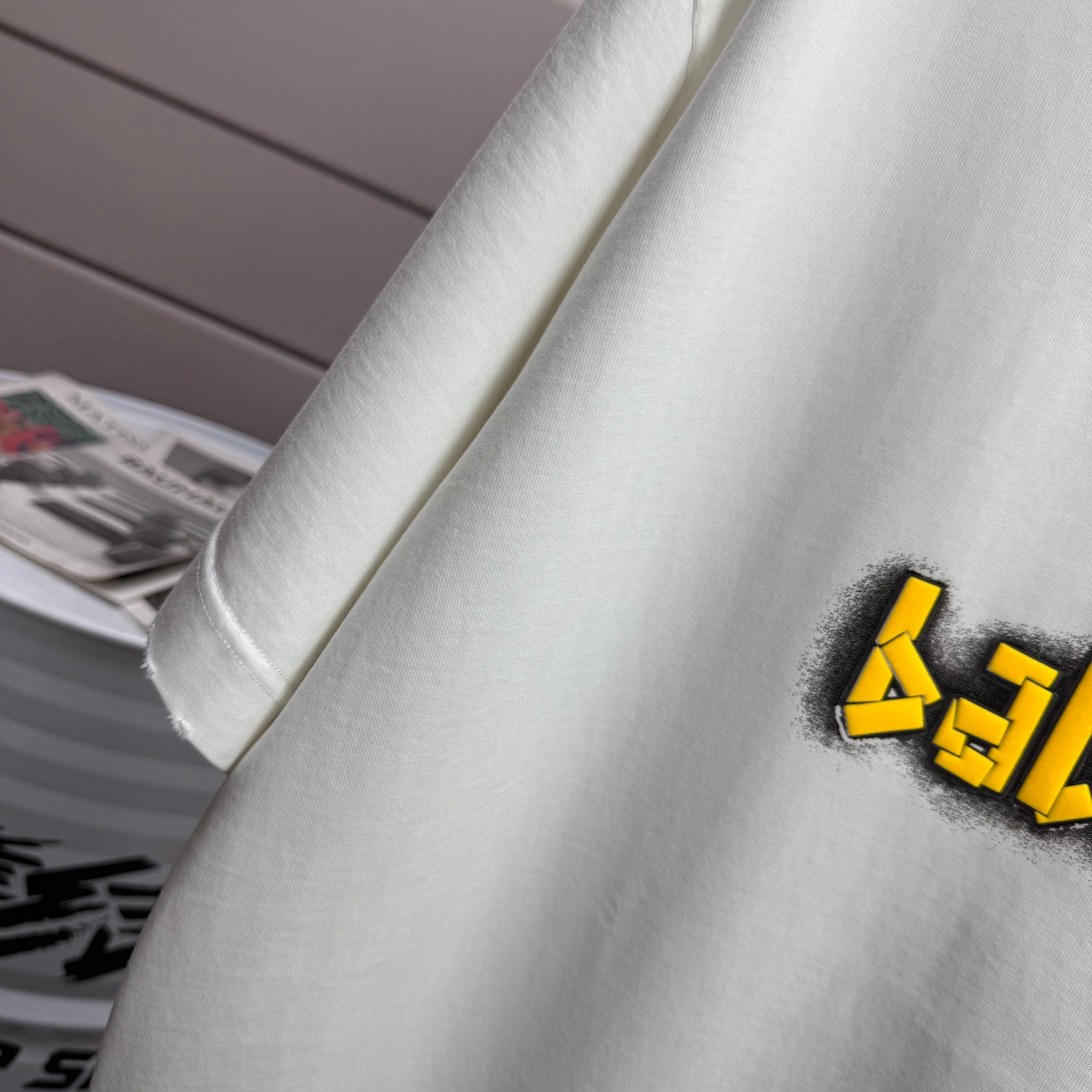 Balenciaga # 巴黎世* Balenciag*2026春夏新款 洗水磨破320克圆领短袖tee 宽松版 发泡工艺