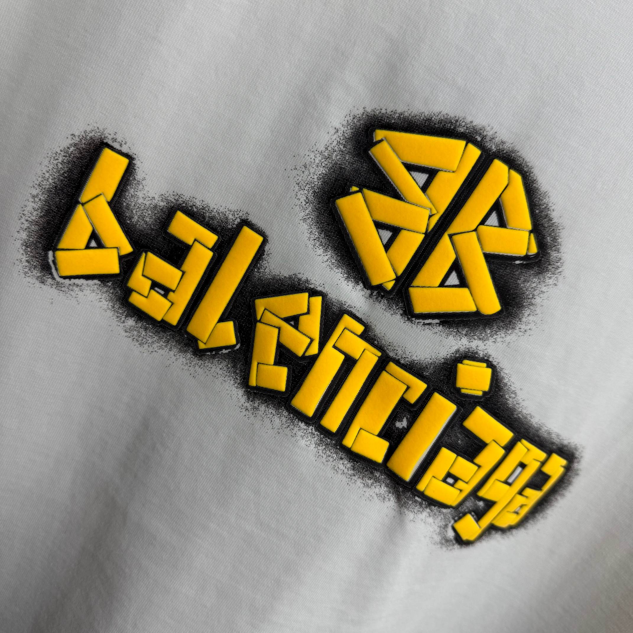Balenciaga # 巴黎世* Balenciag*2026春夏新款 洗水磨破320克圆领短袖tee 宽松版 发泡工艺