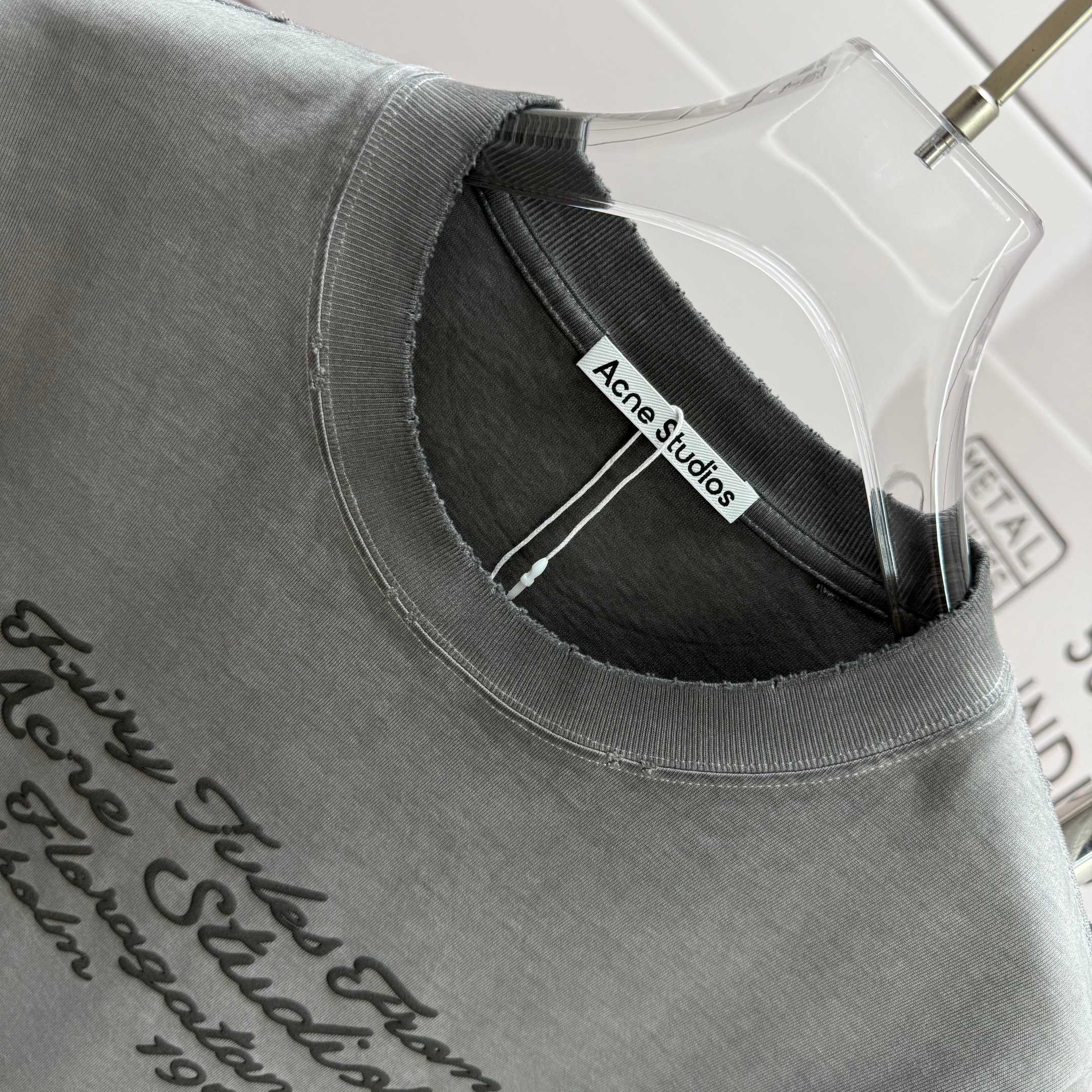 Dior # Acne* studios* 艾克*妮2026春夏新款 发泡字母工艺 洗水磨破320克圆领短袖tee 宽松版