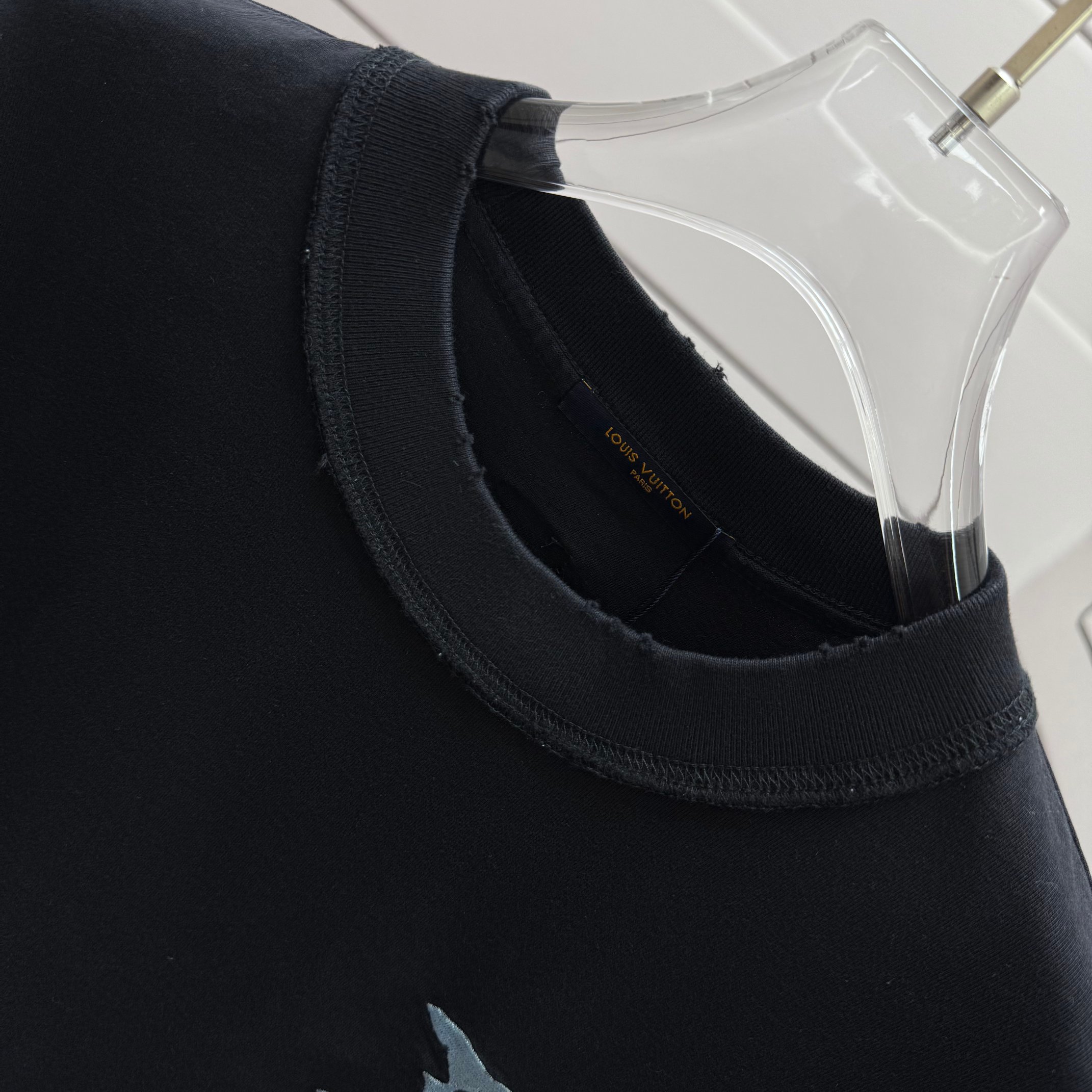 Louis Vuitton # 1v 路易*2026春夏新款 立体中空刺绣工艺反车设计 洗水磨破320克纯棉面料 短袖T恤