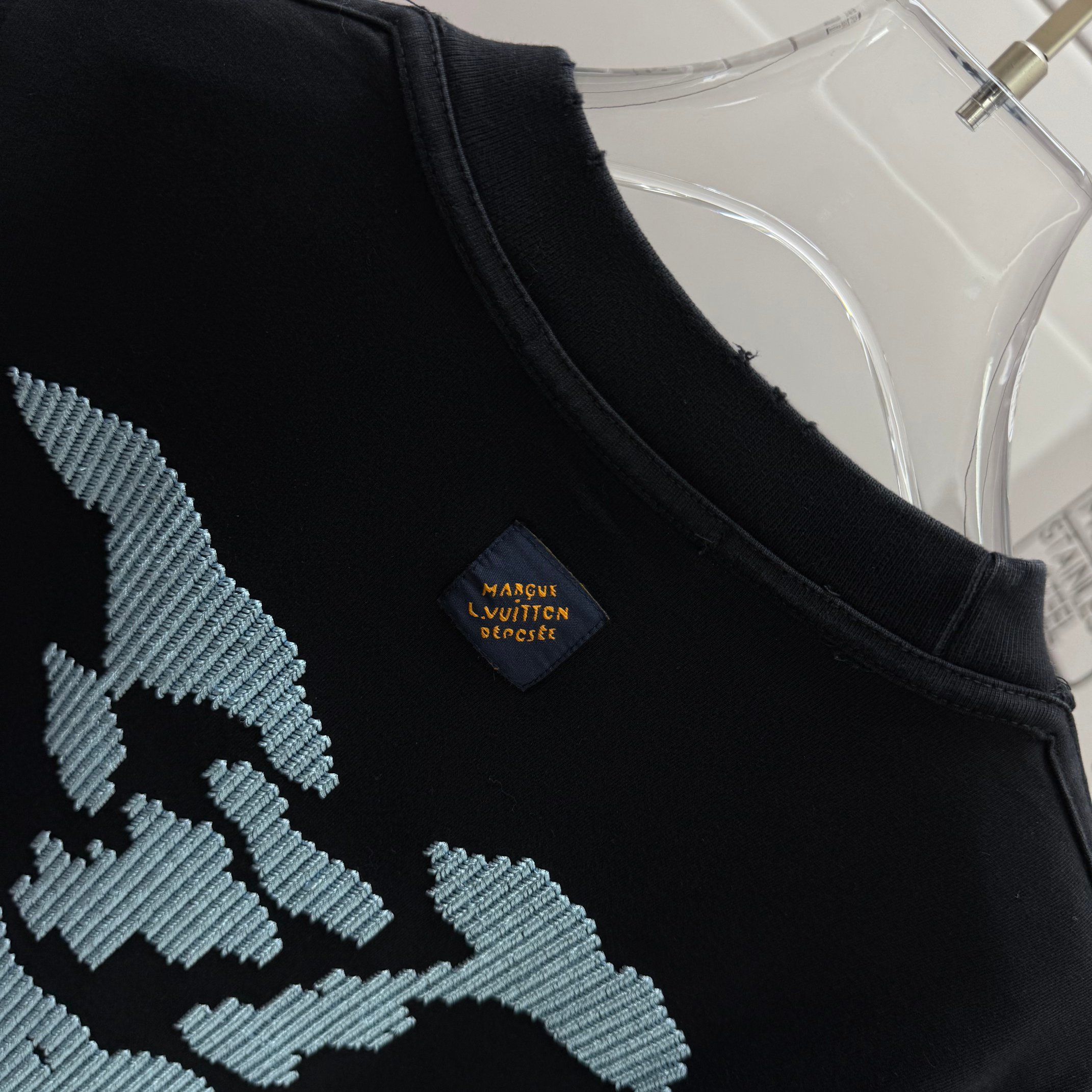 Louis Vuitton # 1v 路易*2026春夏新款 立体中空刺绣工艺反车设计 洗水磨破320克纯棉面料 短袖T恤