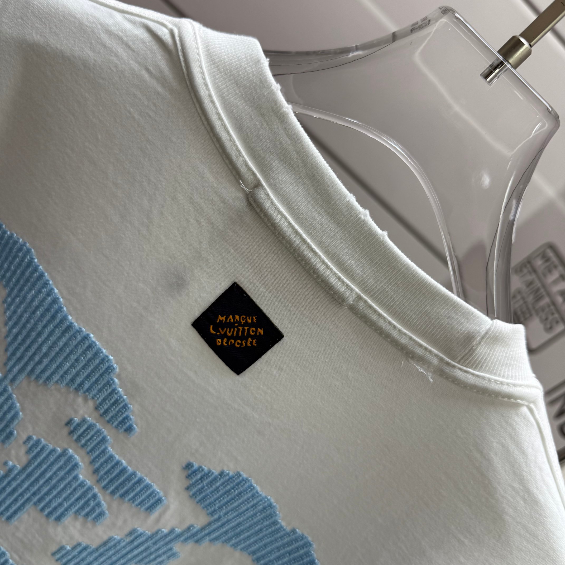 Louis Vuitton # 1v 路易*2026春夏新款 立体中空刺绣工艺反车设计 洗水磨破320克纯棉面料 短袖T恤
