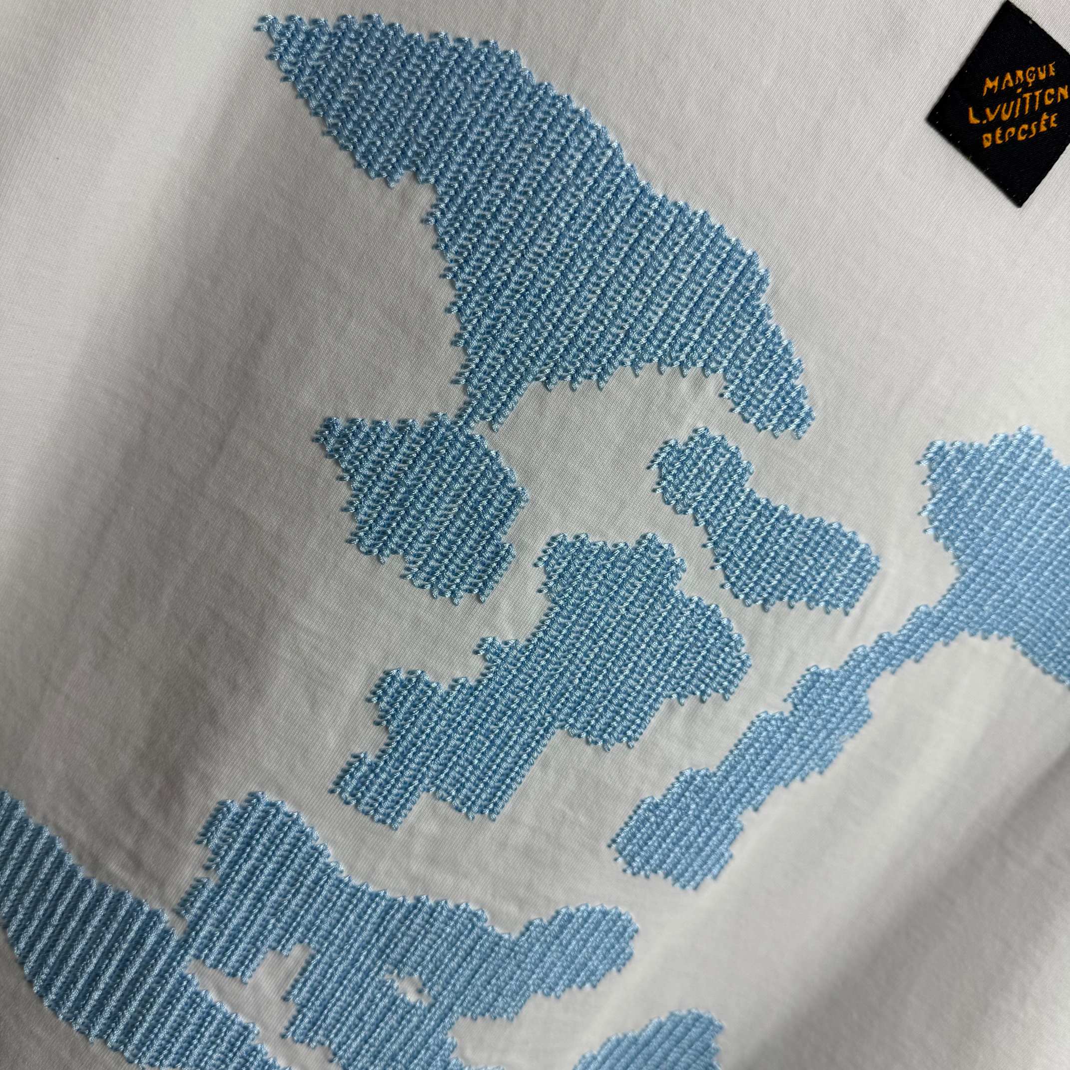 Louis Vuitton # 1v 路易*2026春夏新款 立体中空刺绣工艺反车设计 洗水磨破320克纯棉面料 短袖T恤