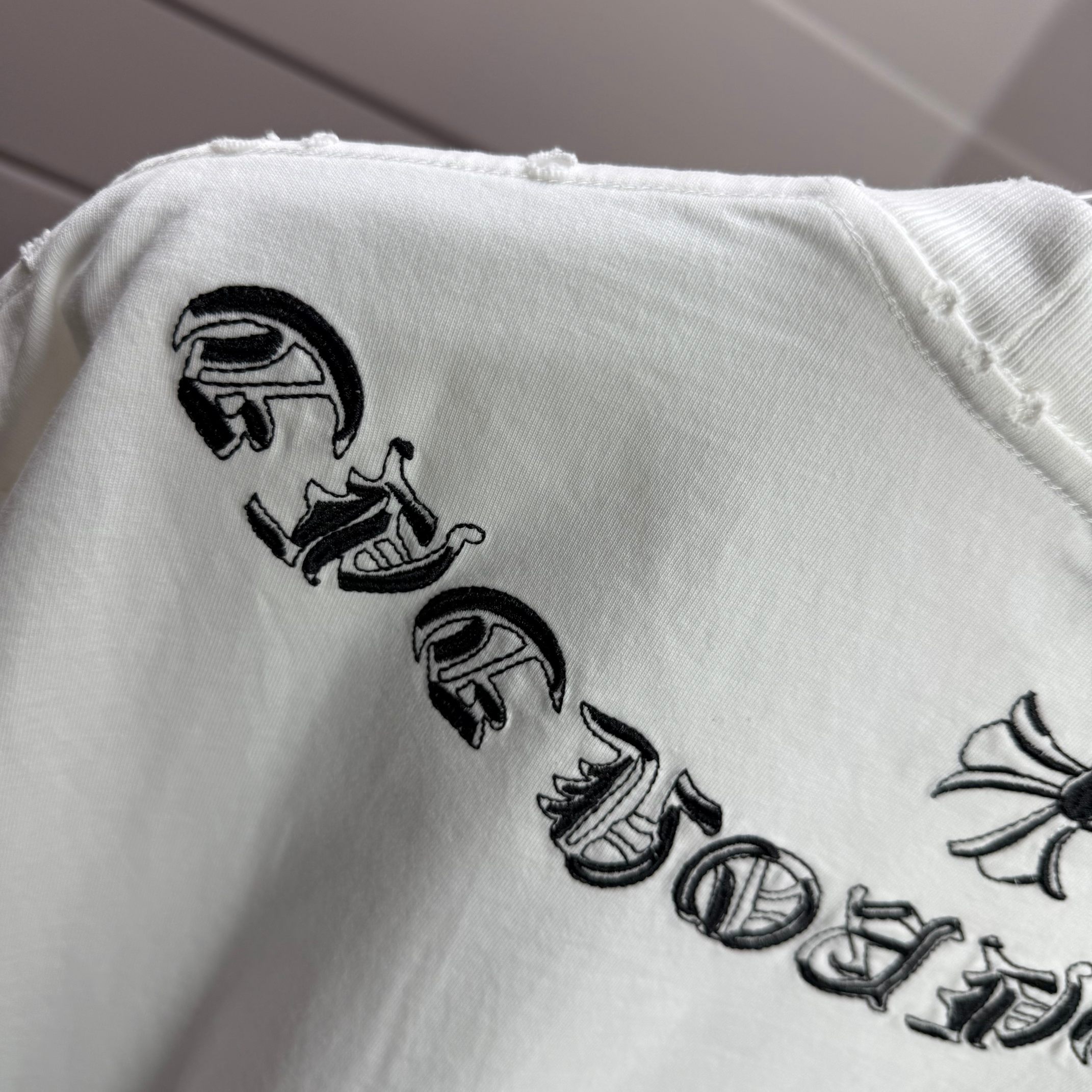 Chrome Hearts # CH 克罗* 2026春夏新款 洗水磨破320克圆领短袖tee 宽松版 刺绣工艺