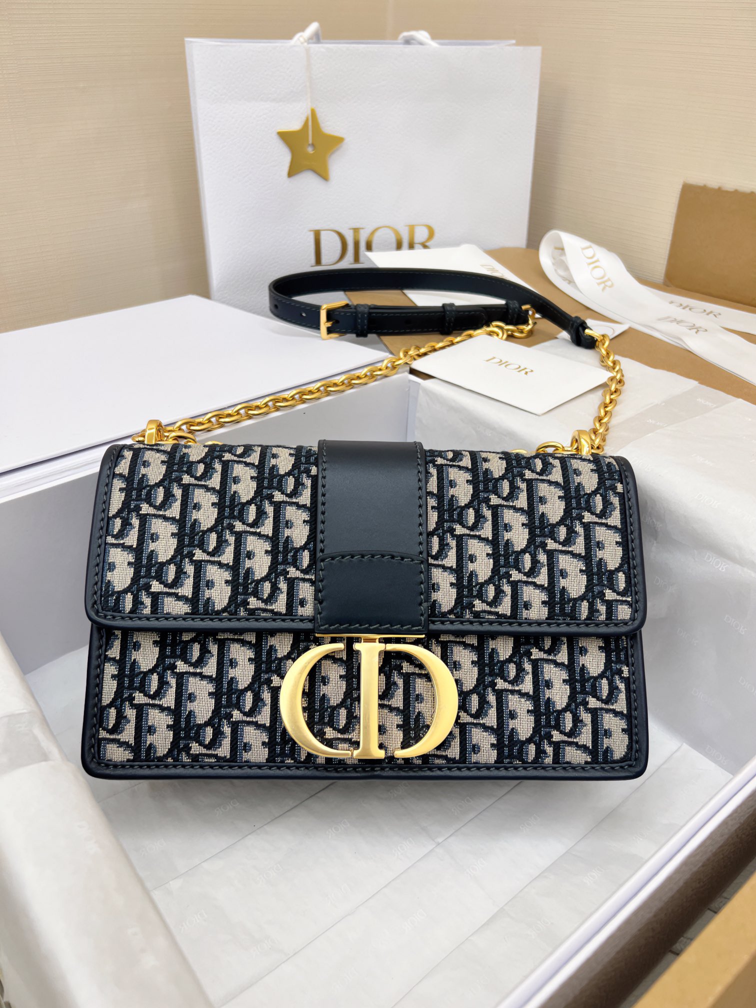 Dior 30 Montaigne حقيبة كتف سلسلة، تصميم فرنسي أنيق، مثالية للإطلالة اليومية