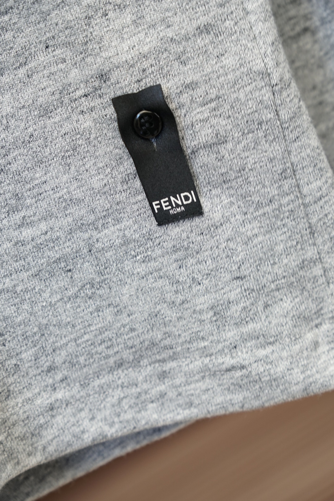 芬迪Fendi，2026秋冬新品高端男士长袖T恤｜棉平纹质感 甄选棉平纹面料，肌理细腻扎实，触感温润亲肤，透气不闷，兼顾