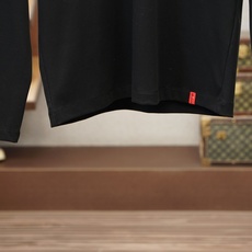 Kiton,起顿,2026秋冬新品意大利顶奢男士长袖T恤选用丝光双面面料,双面织造工艺,布面光洁细腻,经过丝光工艺处理, Kiton,起顿,2026秋冬新品意大利顶奢男士长袖T恤选用丝光双面面料,双面织造工艺,布面光洁细腻,经过丝光工艺处理,