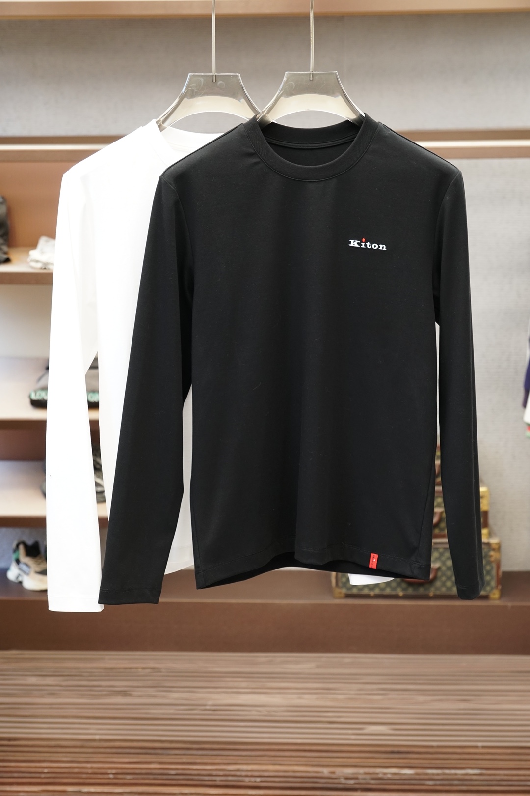 Kiton，起顿，2026秋冬新品意大利顶奢男士长袖T恤选用丝光双面面料，双面织造工艺，布面光洁细腻，经过丝光工艺处理，