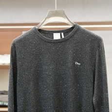 迪奥-CD 刺绣斑驳毛衣 定织星砾岚萃山羊绒 丰盈蓬松 奢暖亲肤 陨石灰砾覆就衣身 织面晕开浑然斑驳的细碎肌理 细碎星点 迪奥-CD 刺绣斑驳毛衣 定织星砾岚萃山羊绒 丰盈蓬松 奢暖亲肤 陨石灰砾覆就衣身 织面晕开浑然斑驳的细碎肌理 细碎星点