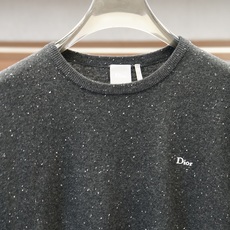 迪奥-CD 刺绣斑驳毛衣 定织星砾岚萃山羊绒 丰盈蓬松 奢暖亲肤 陨石灰砾覆就衣身 织面晕开浑然斑驳的细碎肌理 细碎星点 迪奥-CD 刺绣斑驳毛衣 定织星砾岚萃山羊绒 丰盈蓬松 奢暖亲肤 陨石灰砾覆就衣身 织面晕开浑然斑驳的细碎肌理 细碎星点