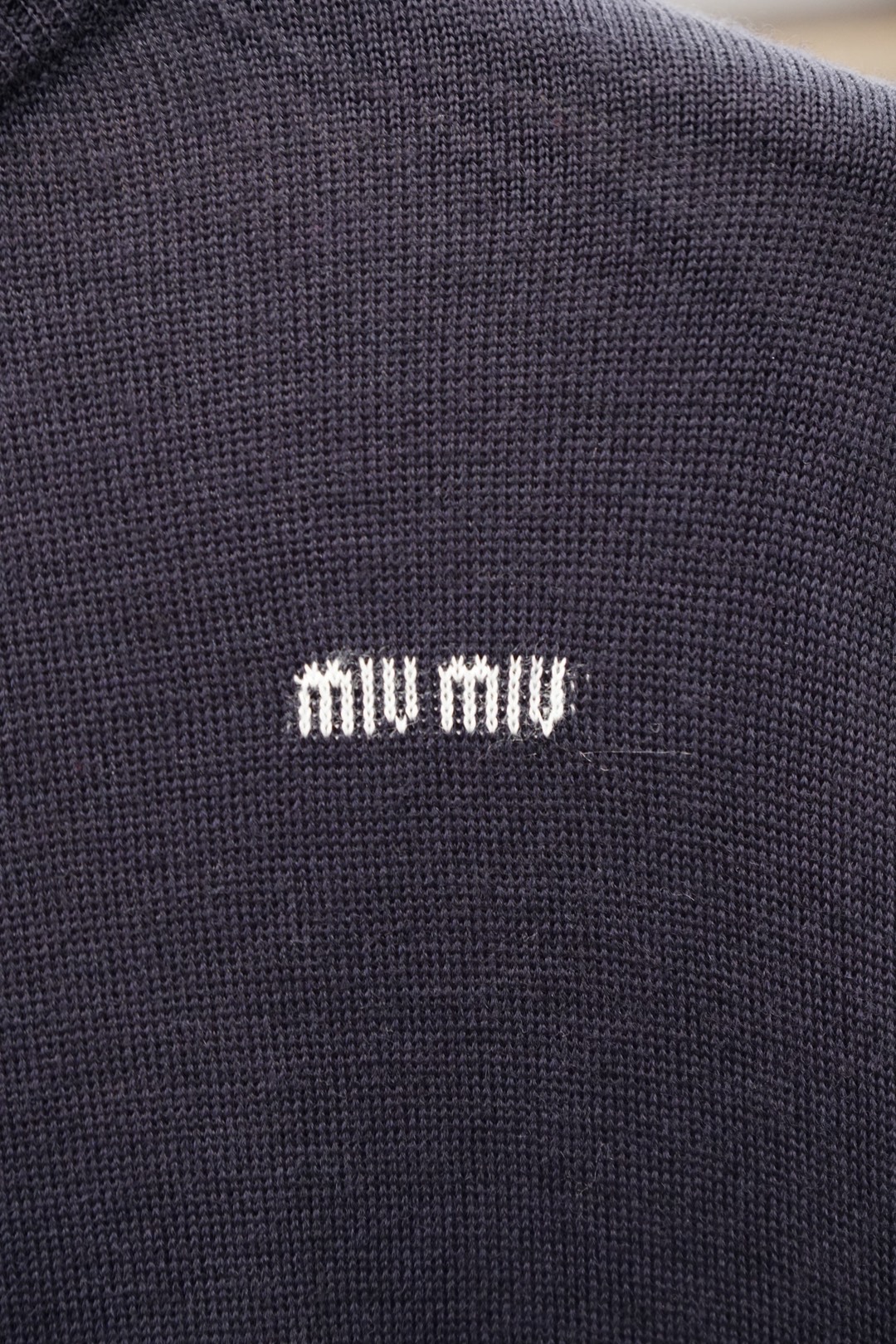 Miumiu立领长袖半拉链毛衣 原版23900购入开发，采用28支双股丝光羊毛混纺面料，绒面超纤皮，采用进口织机（SOT