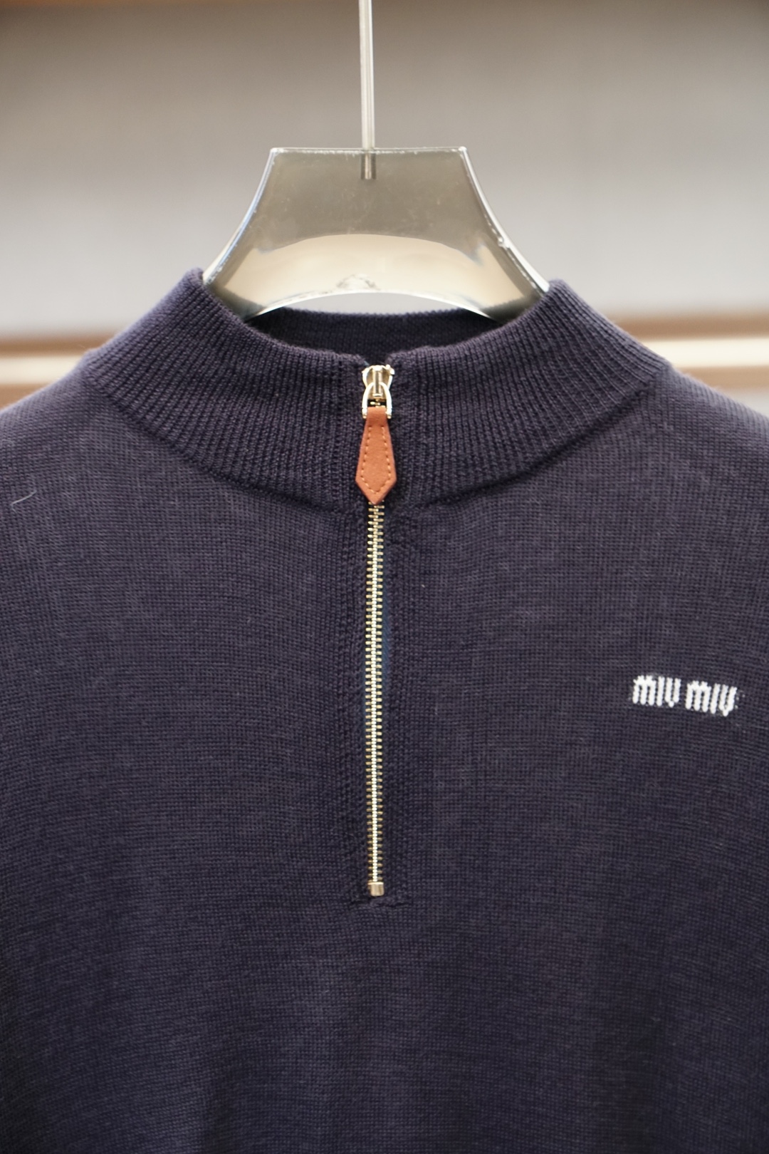 Miumiu立领长袖半拉链毛衣 原版23900购入开发，采用28支双股丝光羊毛混纺面料，绒面超纤皮，采用进口织机（SOT
