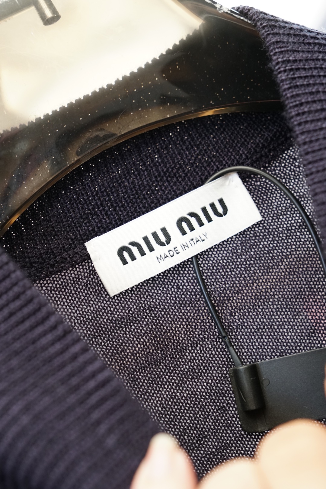 Miumiu立领长袖半拉链毛衣 原版23900购入开发，采用28支双股丝光羊毛混纺面料，绒面超纤皮，采用进口织机（SOT