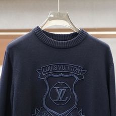 LV盾牌徽标针织毛衣 藏青色学院风圆领针织毛衣,盾牌徽章压印浮雕标识,低调高级。羊毛羊绒混纺面料,软糯亲肤,保暖透气。合 LV盾牌徽标针织毛衣 藏青色学院风圆领针织毛衣,盾牌徽章压印浮雕标识,低调高级。羊毛羊绒混纺面料,软糯亲肤,保暖透气。合