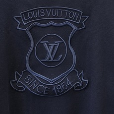 LV盾牌徽标针织毛衣 藏青色学院风圆领针织毛衣,盾牌徽章压印浮雕标识,低调高级。羊毛羊绒混纺面料,软糯亲肤,保暖透气。合 LV盾牌徽标针织毛衣 藏青色学院风圆领针织毛衣,盾牌徽章压印浮雕标识,低调高级。羊毛羊绒混纺面料,软糯亲肤,保暖透气。合