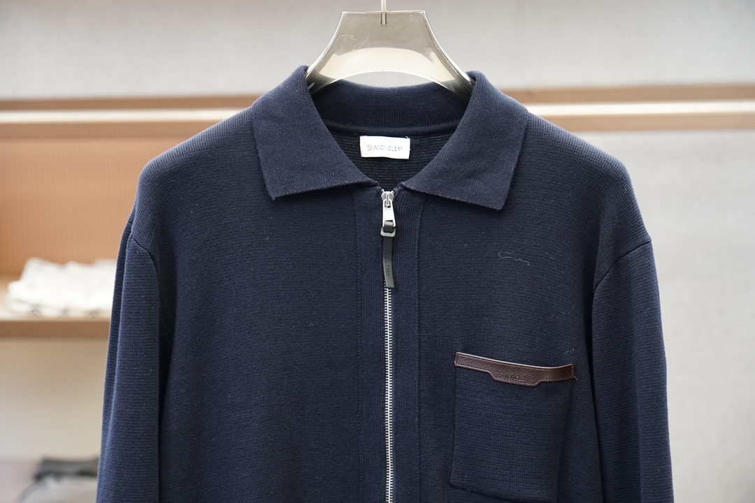 Moncler蒙口皮标口袋标识针织拉链外套 面料采用35%羊毛，65%棉。定染原版同色。辅料皮标采用双层牛皮复合，面上激