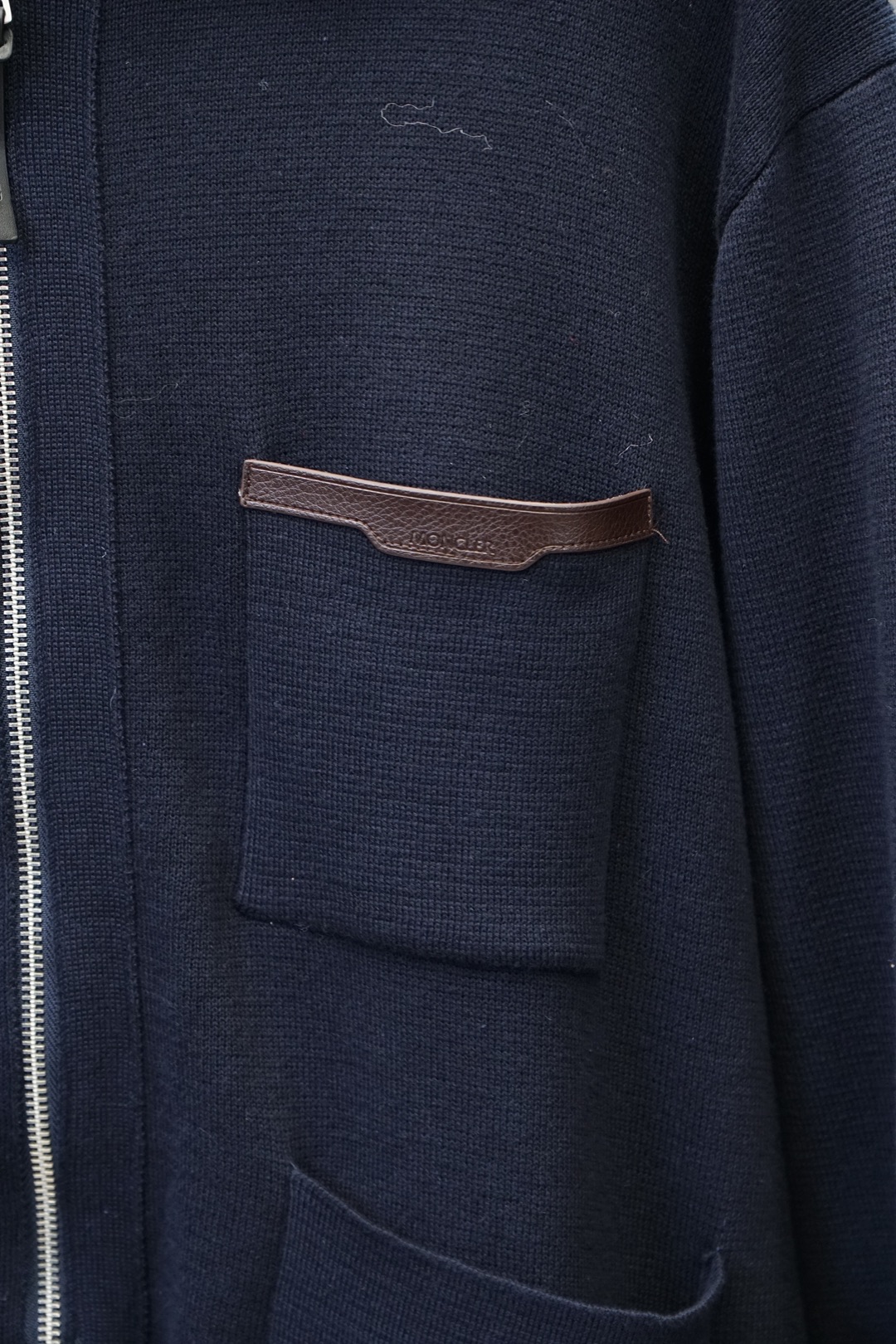 Moncler蒙口皮标口袋标识针织拉链外套 面料采用35%羊毛，65%棉。定染原版同色。辅料皮标采用双层牛皮复合，面上激