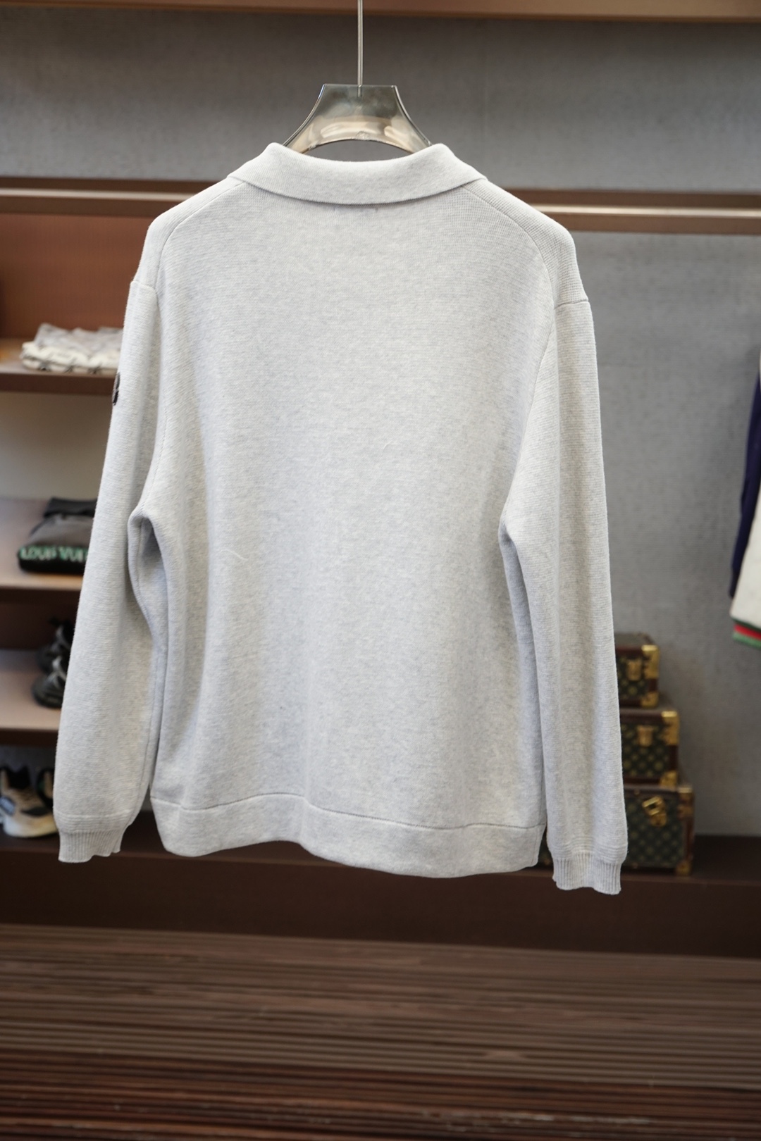 Moncler蒙口皮标口袋标识针织拉链外套 面料采用35%羊毛，65%棉。定染原版同色。辅料皮标采用双层牛皮复合，面上激