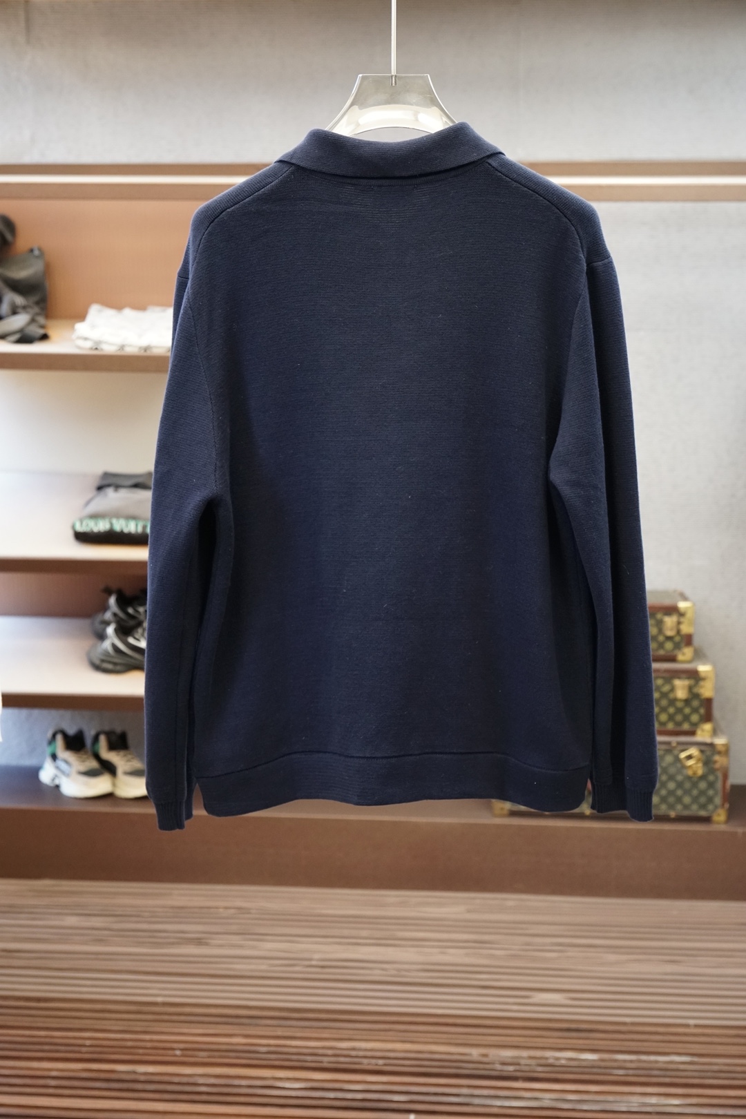 Moncler蒙口皮标口袋标识针织拉链外套 面料采用35%羊毛，65%棉。定染原版同色。辅料皮标采用双层牛皮复合，面上激