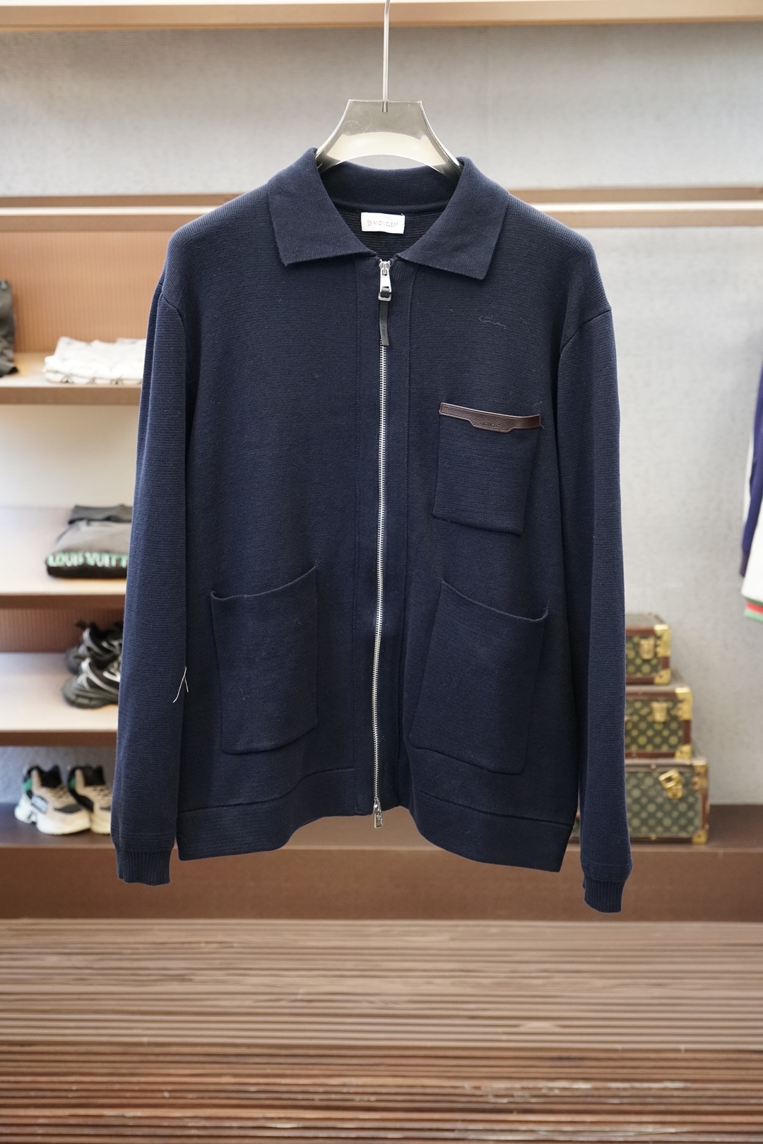 Moncler蒙口皮标口袋标识针织拉链外套 面料采用35%羊毛，65%棉。定染原版同色。辅料皮标采用双层牛皮复合，面上激