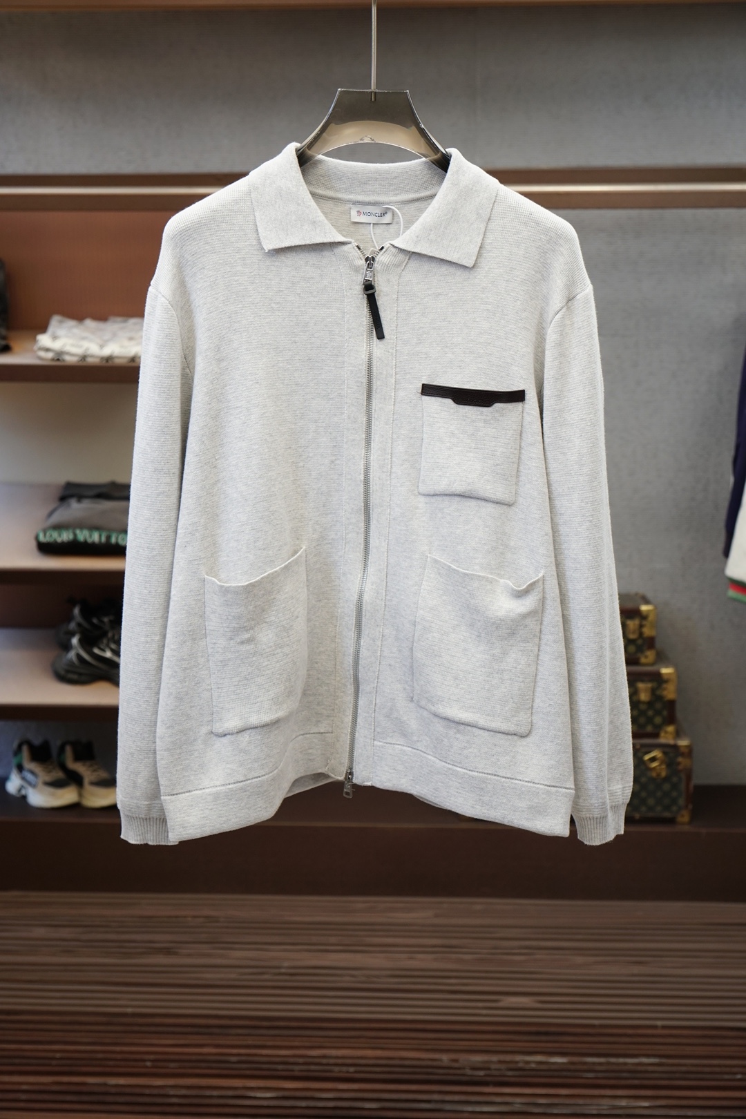 Moncler蒙口皮标口袋标识针织拉链外套 面料采用35%羊毛，65%棉。定染原版同色。辅料皮标采用双层牛皮复合，面上激