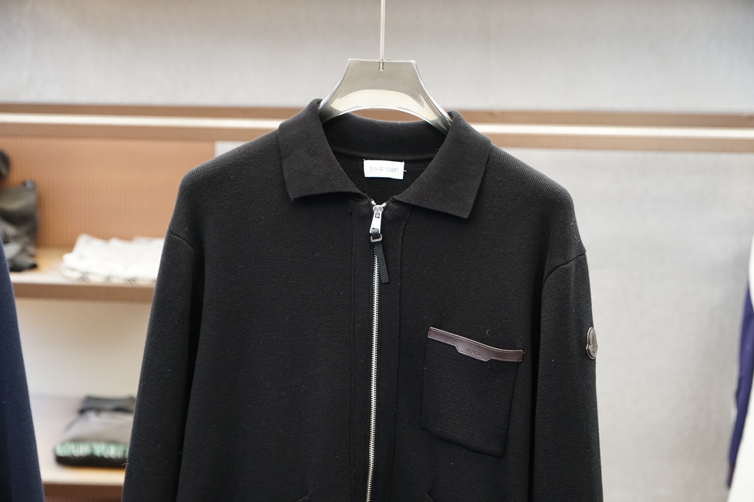 Moncler蒙口皮标口袋标识针织拉链外套 面料采用35%羊毛，65%棉。定染原版同色。辅料皮标采用双层牛皮复合，面上激
