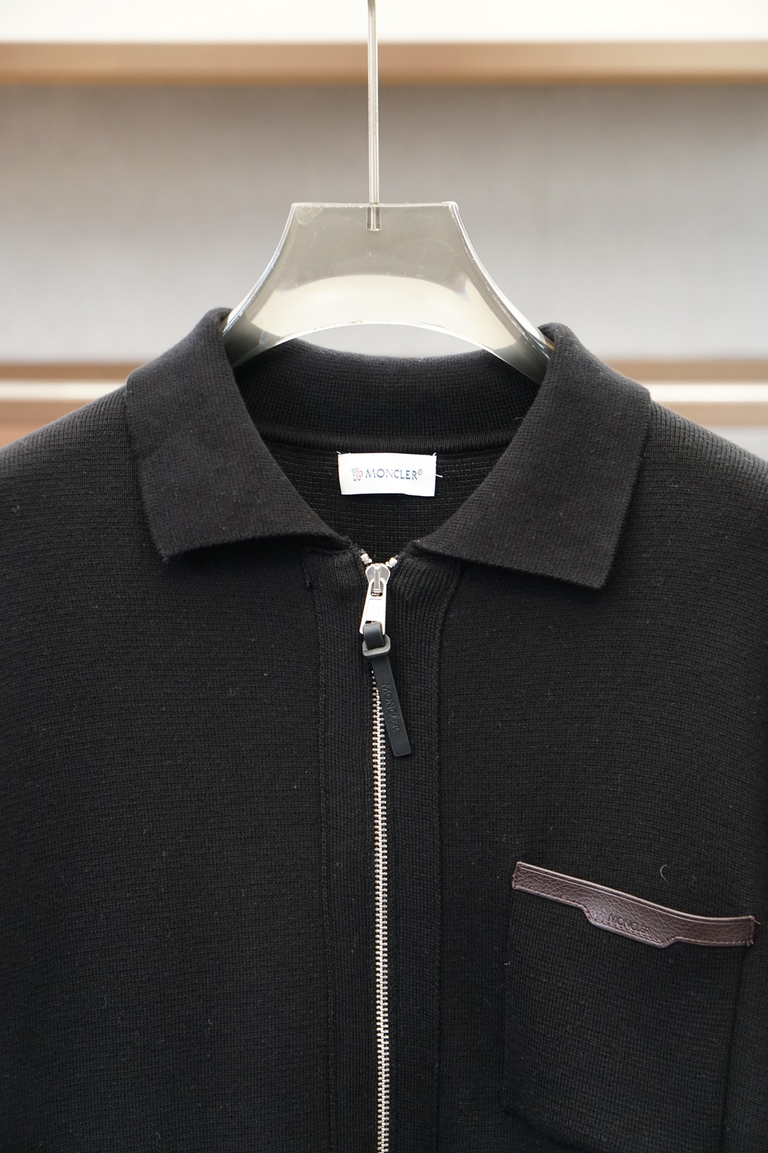 Moncler蒙口皮标口袋标识针织拉链外套 面料采用35%羊毛，65%棉。定染原版同色。辅料皮标采用双层牛皮复合，面上激