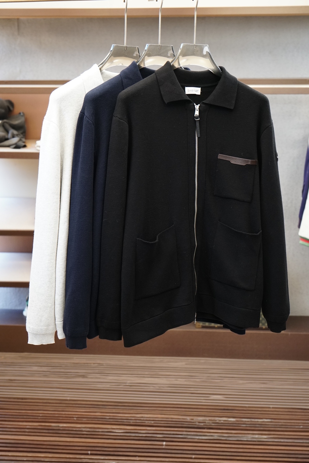 Moncler蒙口皮标口袋标识针织拉链外套 面料采用35%羊毛，65%棉。定染原版同色。辅料皮标采用双层牛皮复合，面上激