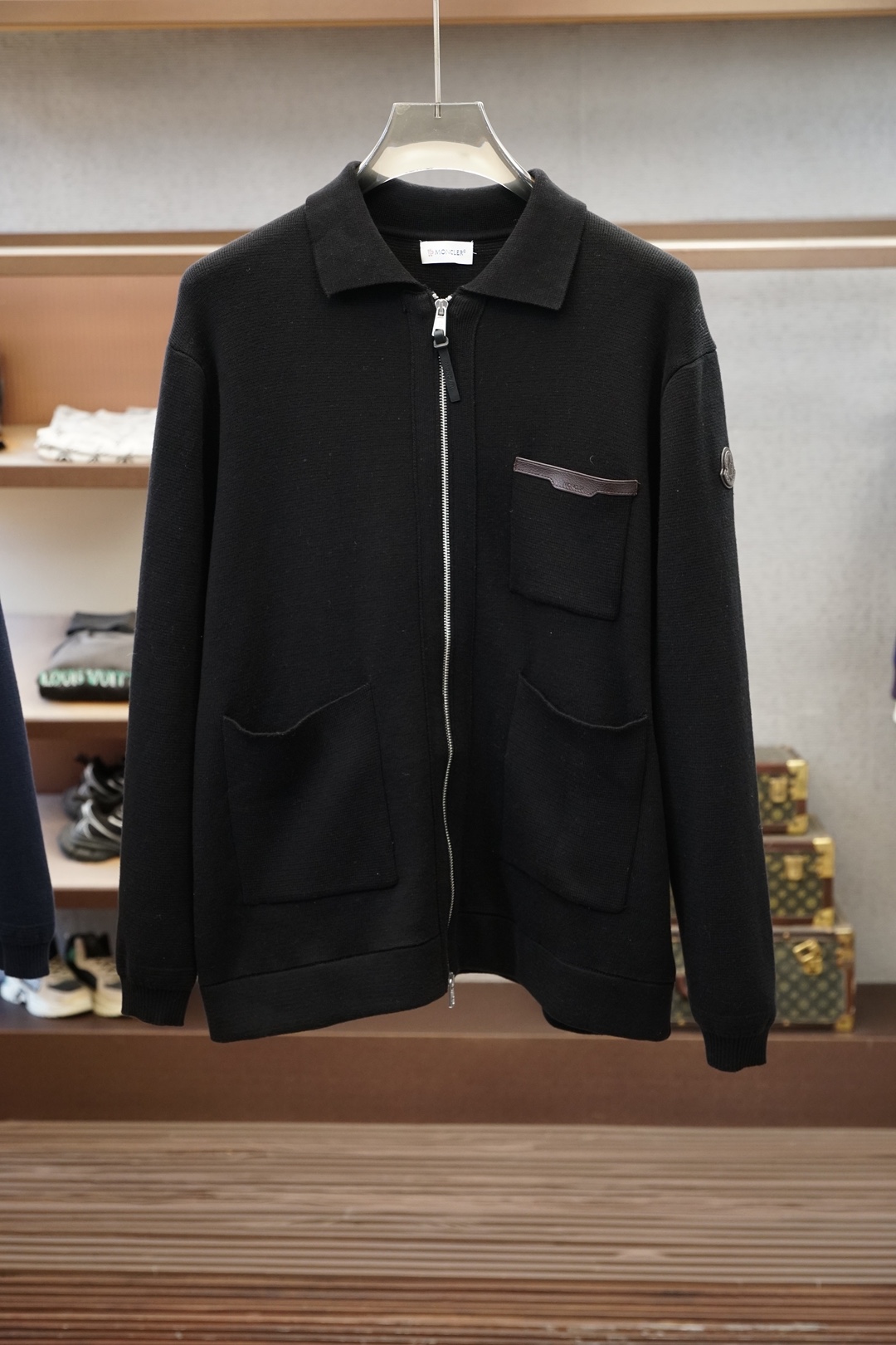 Moncler蒙口皮标口袋标识针织拉链外套 面料采用35%羊毛，65%棉。定染原版同色。辅料皮标采用双层牛皮复合，面上激
