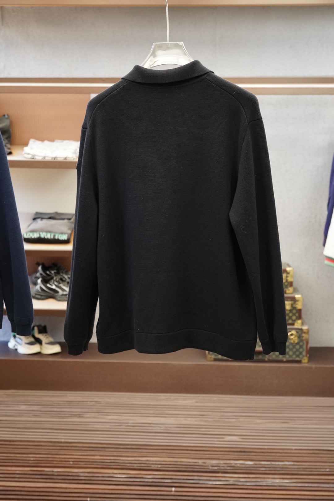 Moncler蒙口皮标口袋标识针织拉链外套 面料采用35%羊毛，65%棉。定染原版同色。辅料皮标采用双层牛皮复合，面上激