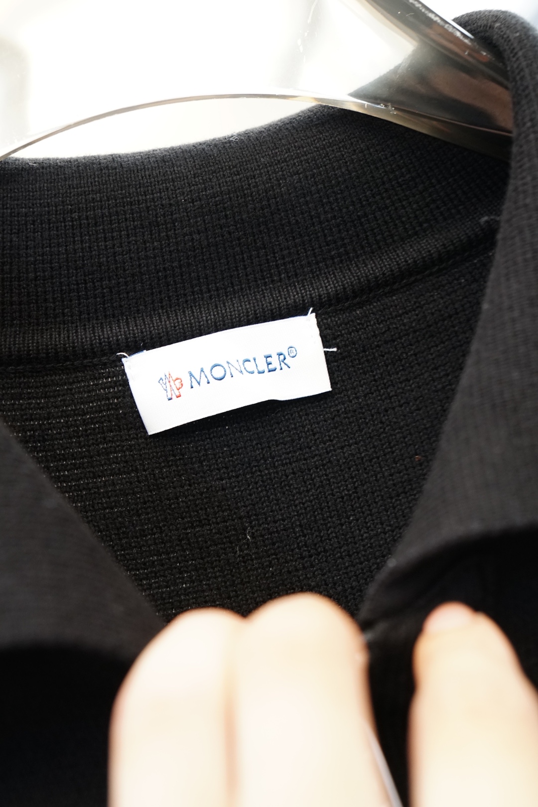 Moncler蒙口皮标口袋标识针织拉链外套 面料采用35%羊毛，65%棉。定染原版同色。辅料皮标采用双层牛皮复合，面上激