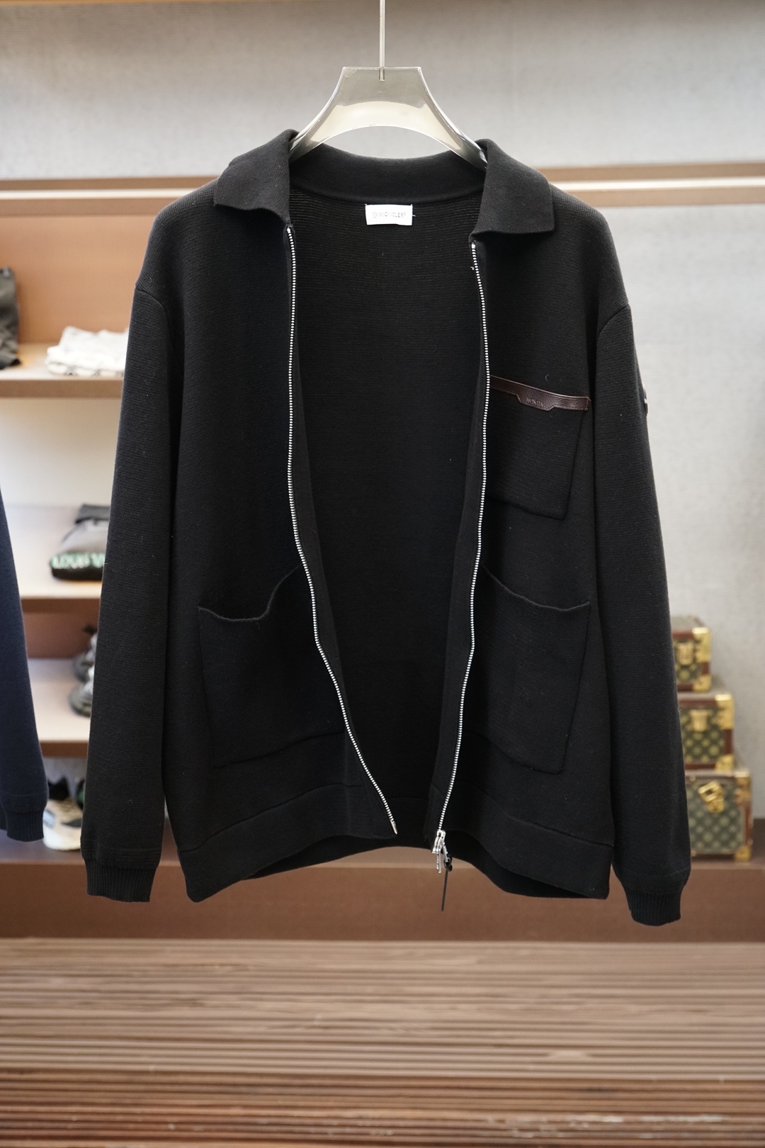Moncler蒙口皮标口袋标识针织拉链外套 面料采用35%羊毛，65%棉。定染原版同色。辅料皮标采用双层牛皮复合，面上激