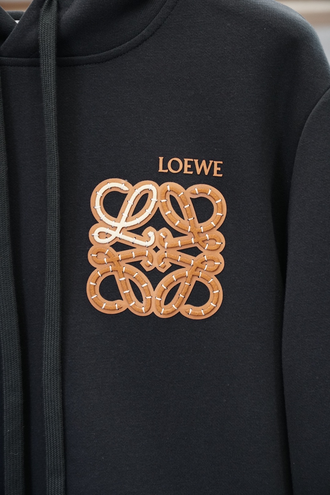 罗意威- Loewe-26秋冬新品饰字母印花标识针织圆领卫衣，🐮🌷🎋🎋👿🌹👌➕正面饰字母印花，采用4棉加安伦加空气层面料