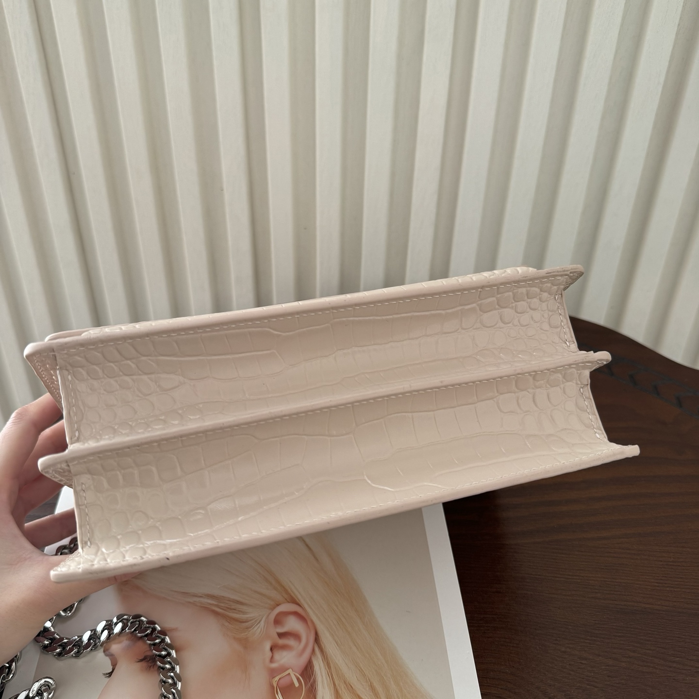 全套包装！Sunset日落包永不过时的款式，特制牛皮鳄鱼纹，包身精致又立体，侧面是小风琴设计，有种低调奢