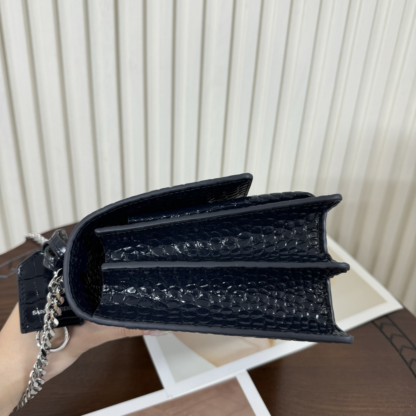 全套包装！Sunset日落包永不过时的款式，特制牛皮鳄鱼纹，包身精致又立体，侧面是小风琴设计，有种低调奢