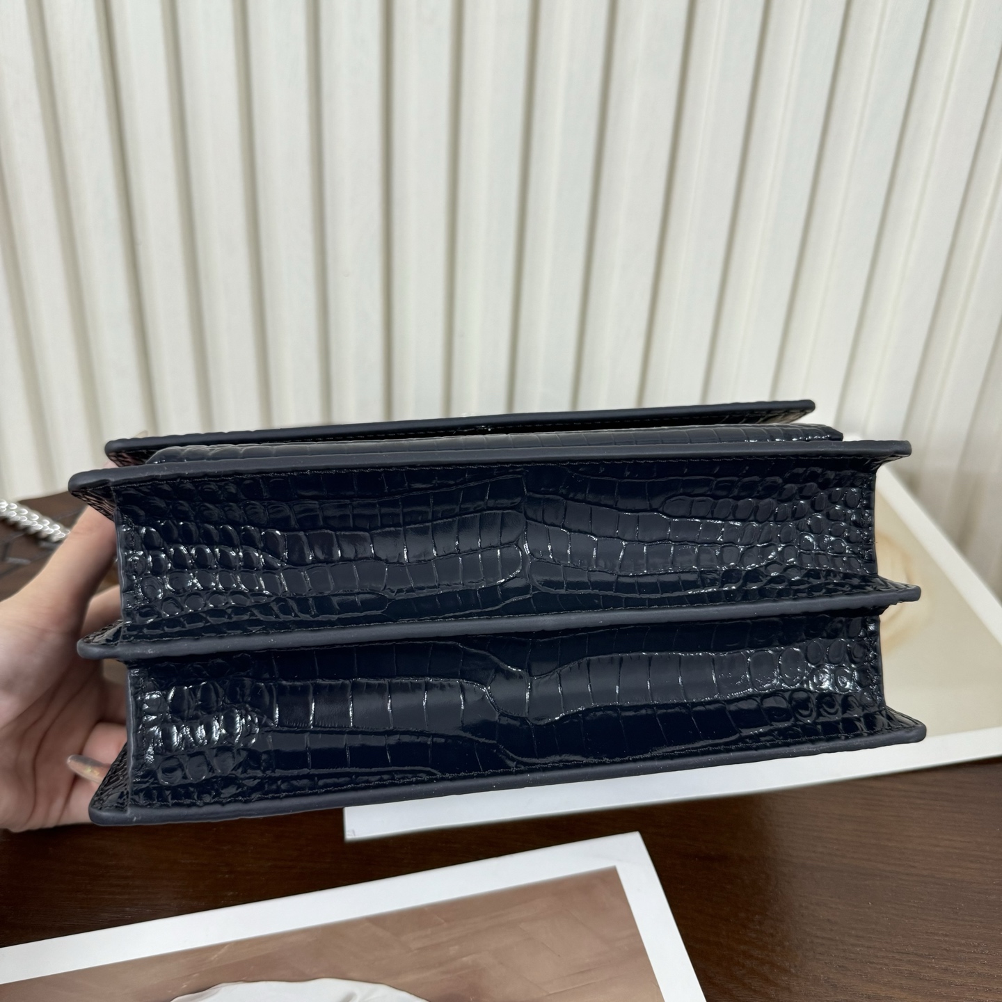 全套包装！Sunset日落包永不过时的款式，特制牛皮鳄鱼纹，包身精致又立体，侧面是小风琴设计，有种低调奢