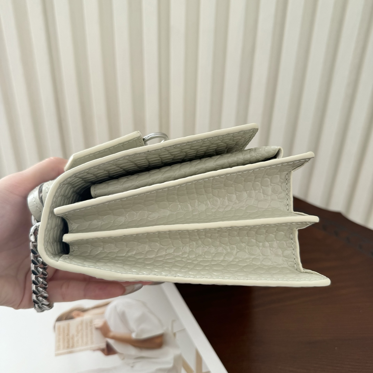 全套包装！Sunset日落包永不过时的款式，特制牛皮鳄鱼纹，包身精致又立体，侧面是小风琴设计，有种低调奢