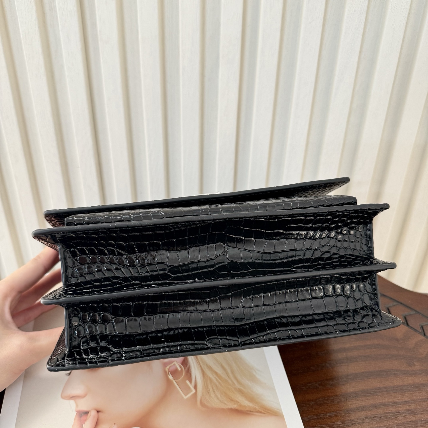 全套包装！Sunset日落包永不过时的款式，特制牛皮鳄鱼纹，包身精致又立体，侧面是小风琴设计，有种低调奢