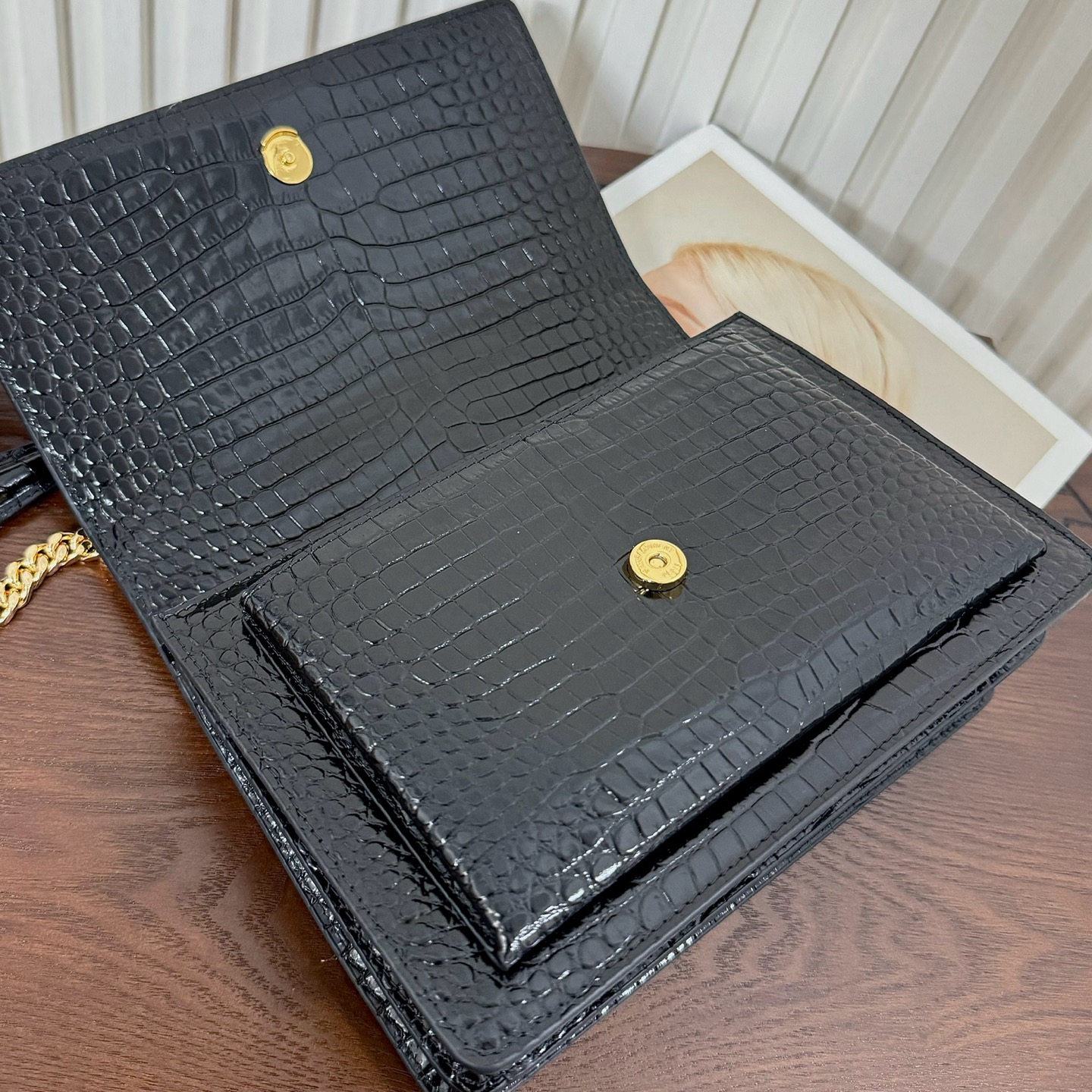 全套包装！Sunset日落包永不过时的款式，特制牛皮鳄鱼纹，包身精致又立体，侧面是小风琴设计，有种低调奢