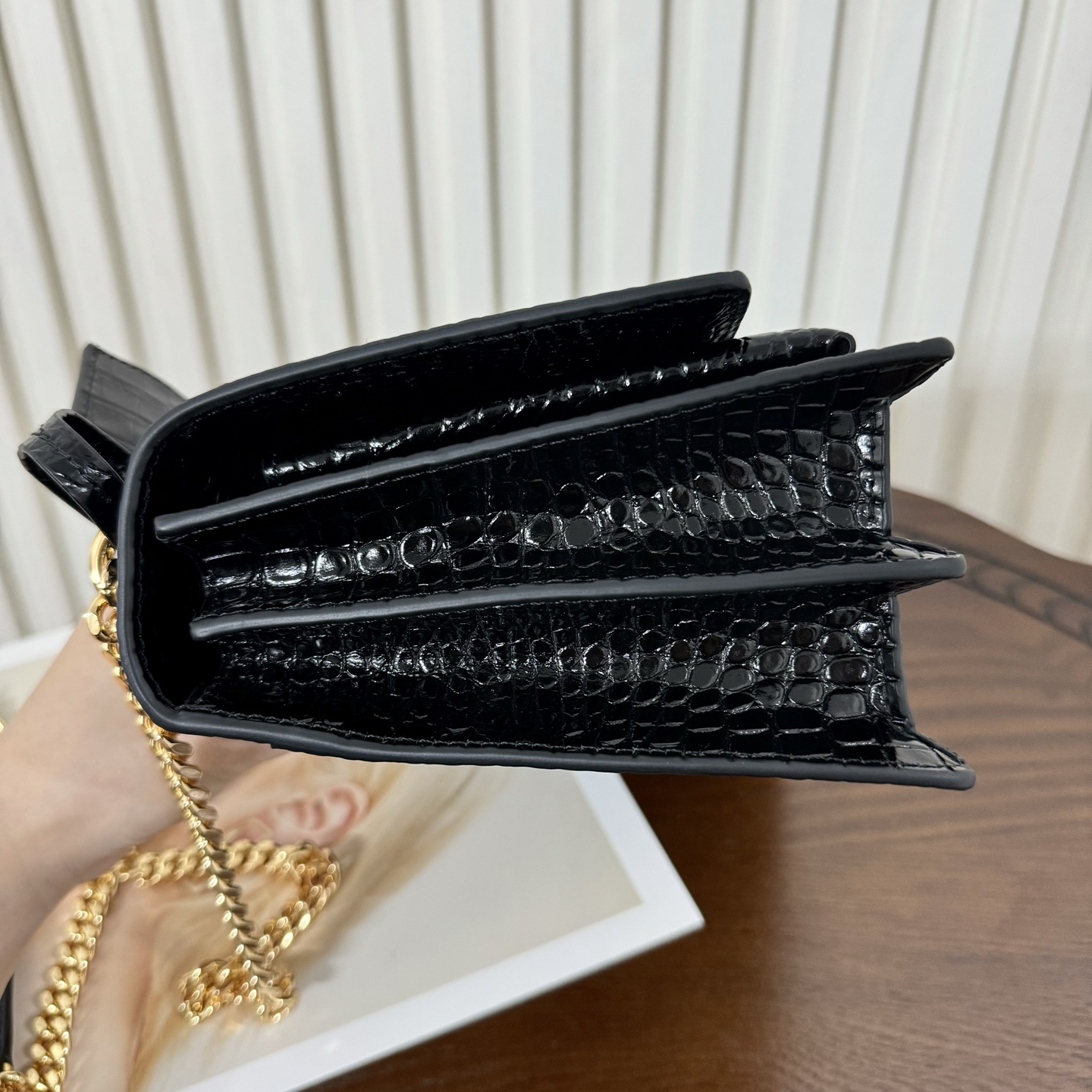 全套包装！Sunset日落包永不过时的款式，特制牛皮鳄鱼纹，包身精致又立体，侧面是小风琴设计，有种低调奢