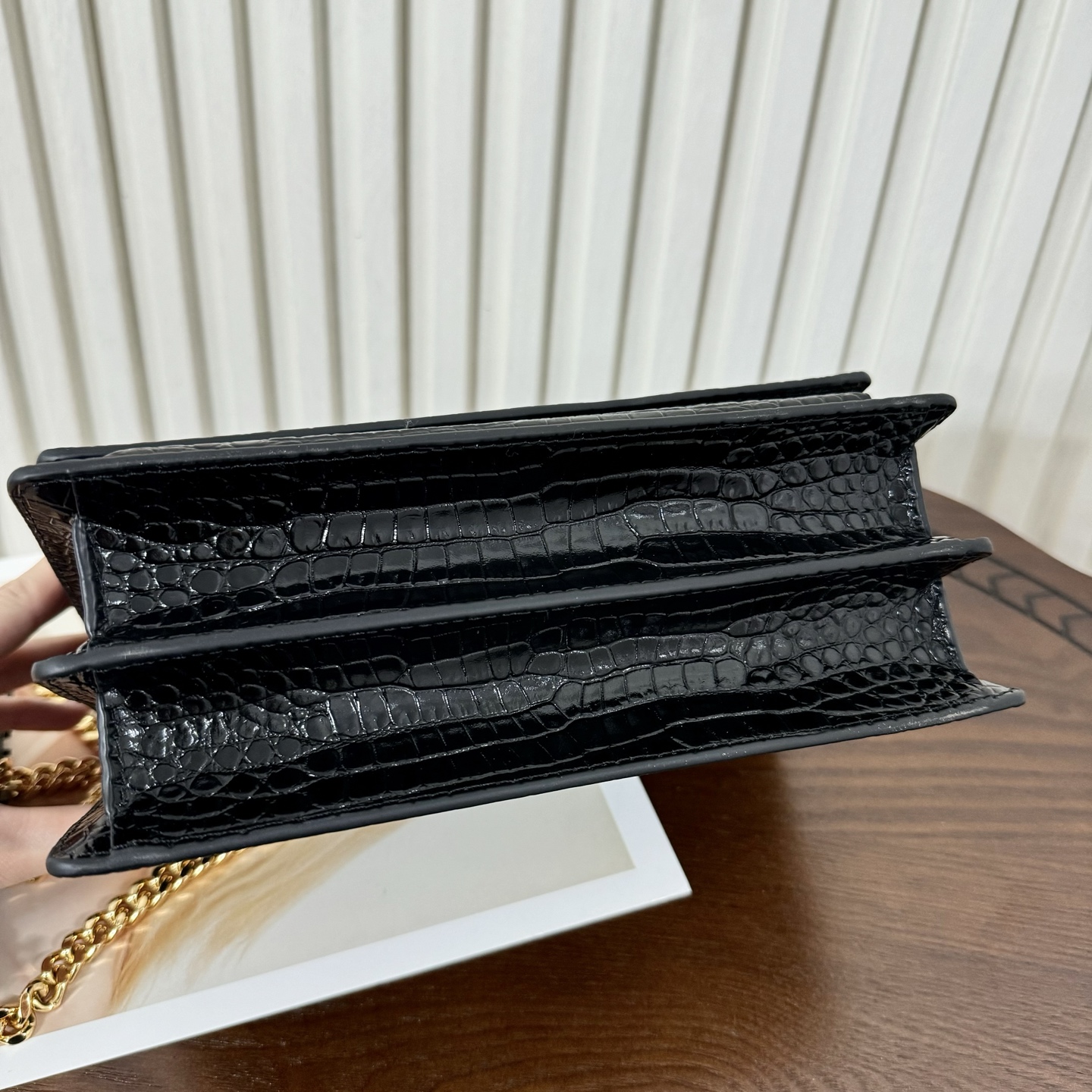 全套包装！Sunset日落包永不过时的款式，特制牛皮鳄鱼纹，包身精致又立体，侧面是小风琴设计，有种低调奢